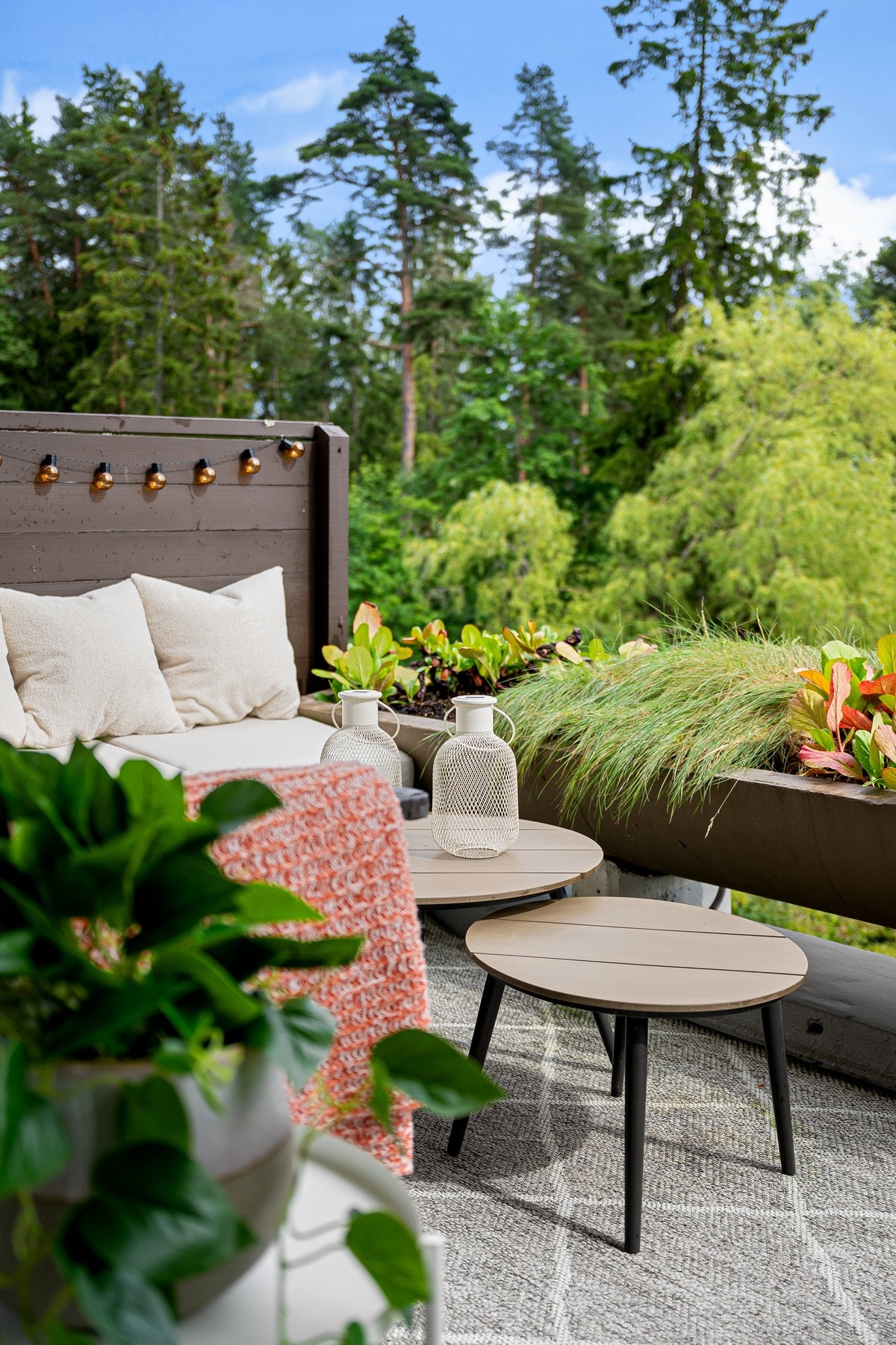 Terrassen rommer både sittegruppe, spiseplass og grill - og har i tillegg en praktisk utebod. Galleribilde