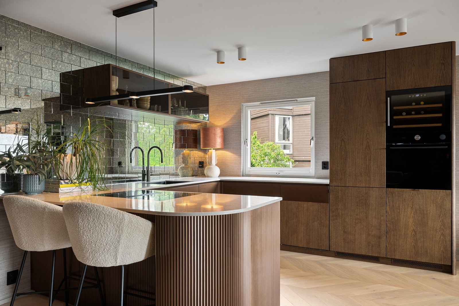 Spesialtegnet av interiørarkitekt og bygget av møbelsnekker - et kjøkken du ikke finner noe annet sted. Galleribilde