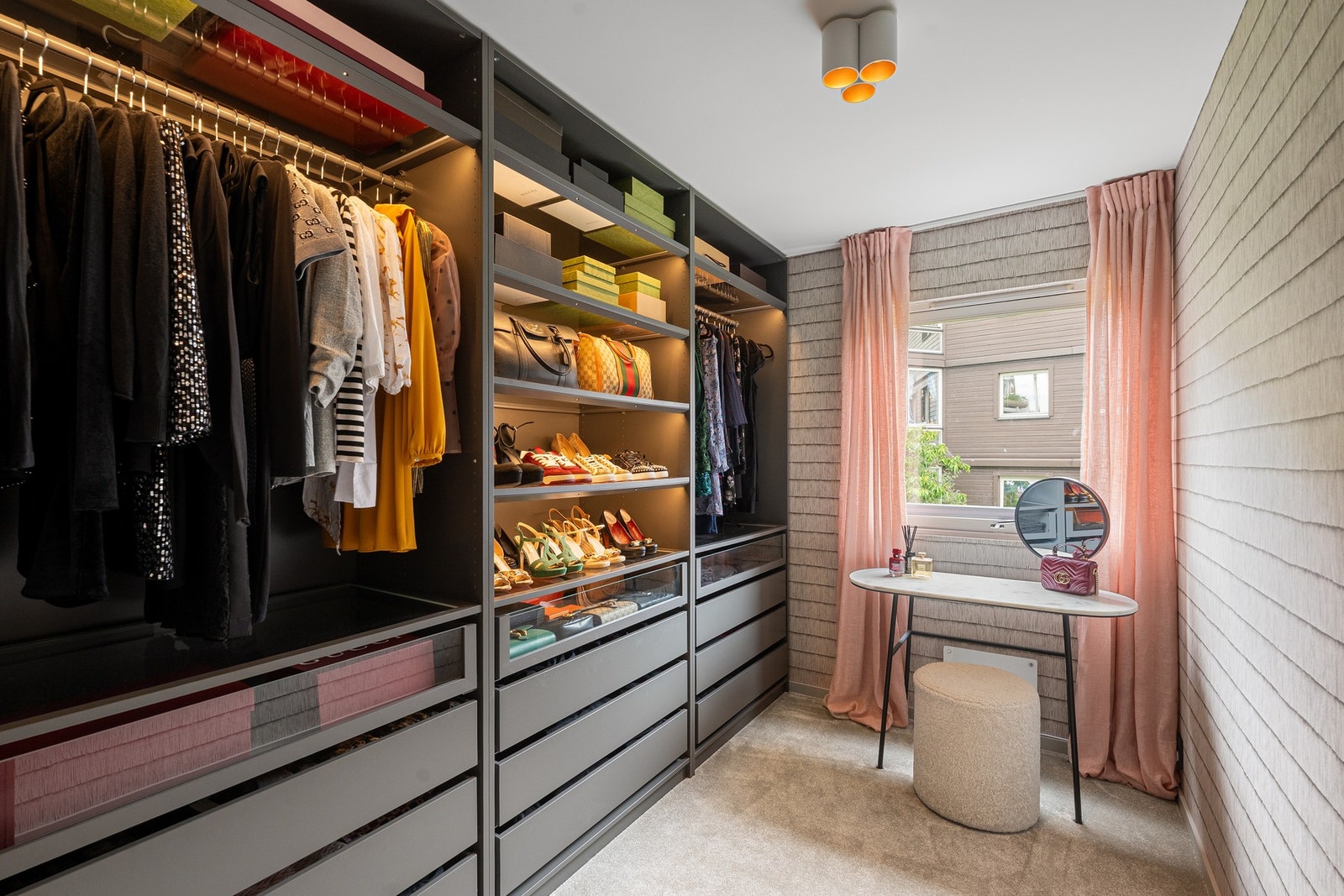 Lunt kontor-/omkledningsrom med behagelig gulvteppe og stor garderobe med ledlys. Galleribilde