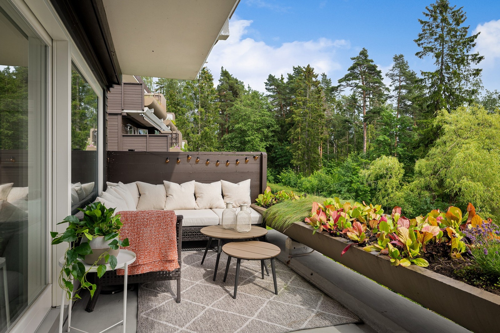 Gjennomført og lys endeleilighet i hyggelige Kragskogen Terrasse - med kort vei til marka og stille, grønne omgivelser. Galleribilde