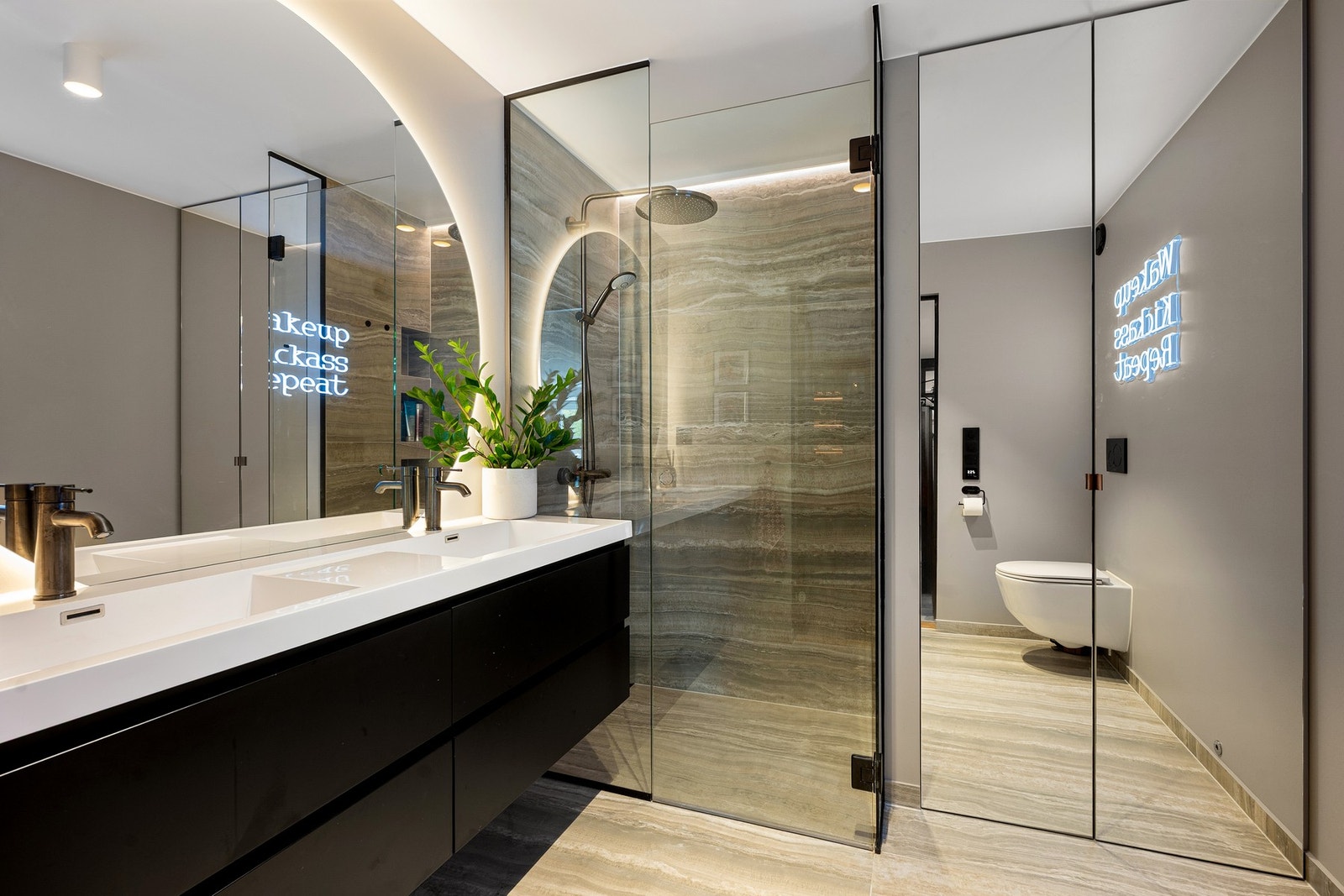 Skreddersydd dusjløsning med glassdør fra glassmester, innfelte hyller og eksklusiv flisfinish med gjærede kanter. Galleribilde