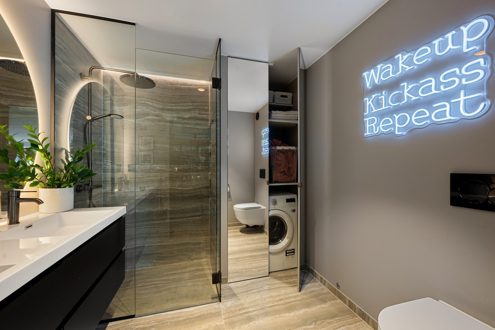 Hovedbadet har skjult vaskesone bak plassbygde speildører - praktisk og sømløst integrert. Galleribilde