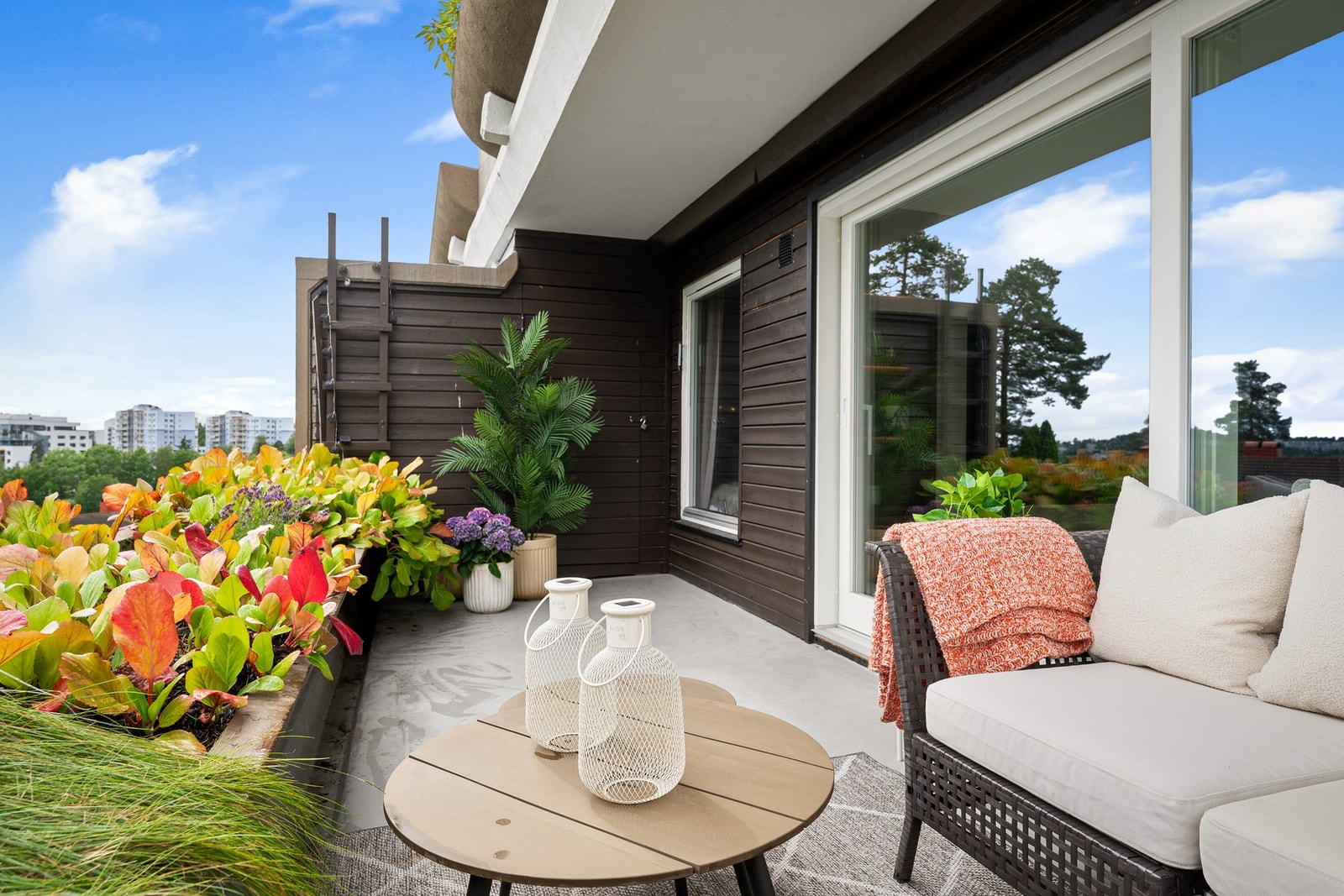 Stor, delvis overbygd terrasse med sol fra tidlig morgen til ettermiddag. Galleribilde