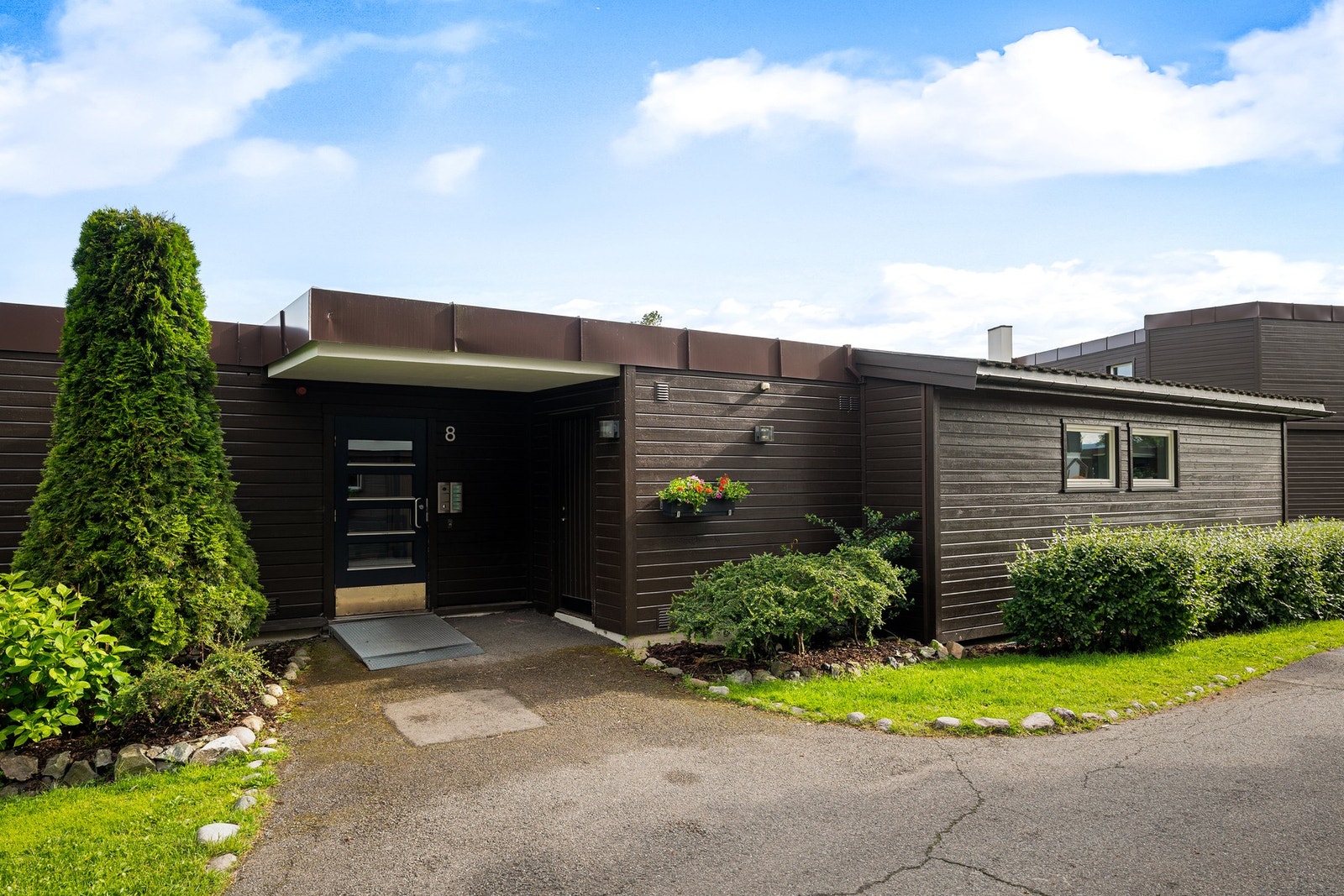 Leiligheten ligger i et trygt og hyggelig nabolag og egner seg godt til både barnefamilier og etablerte. Galleribilde