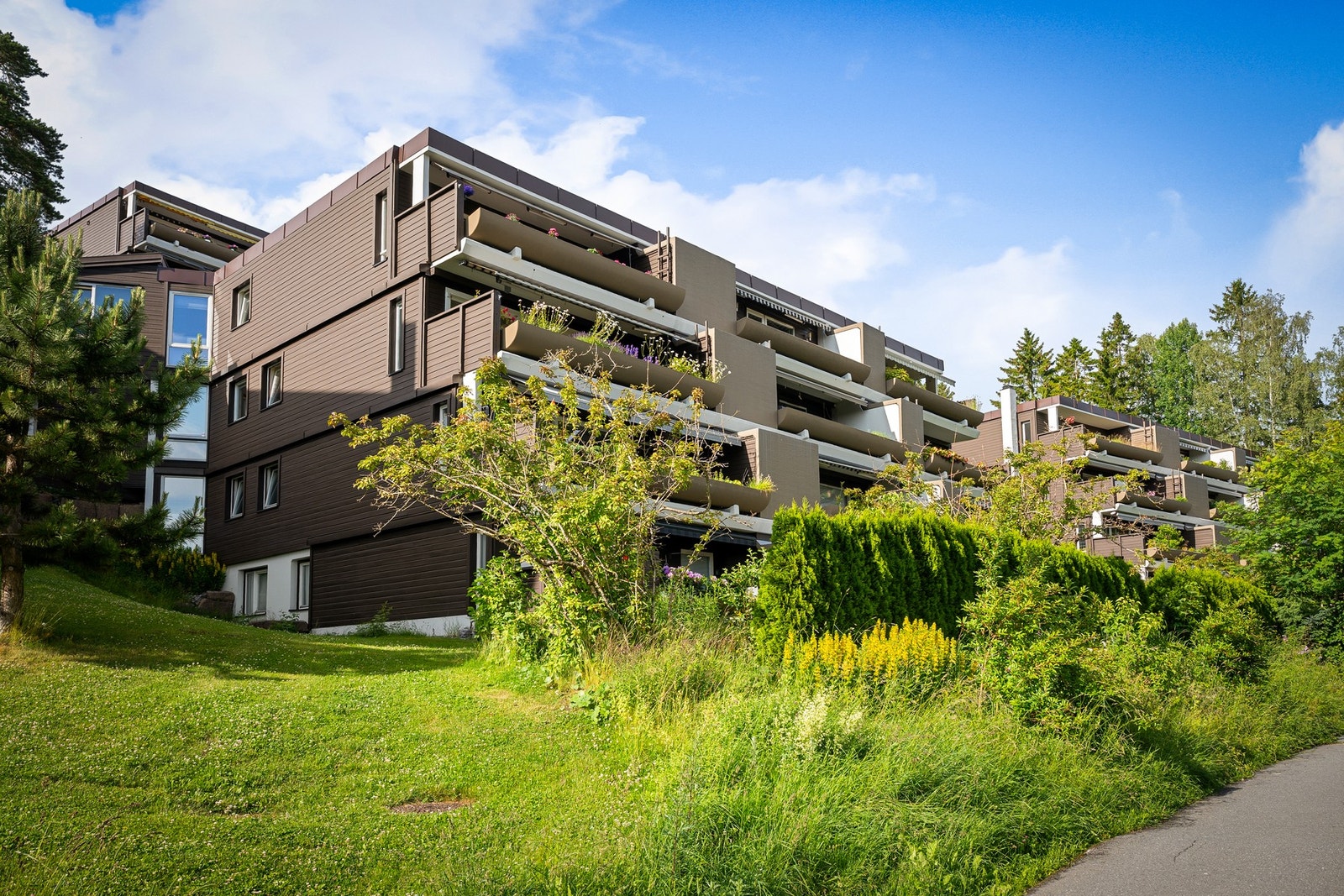 Boligen ligger idyllisk til i et koselig og veldrevet sameie. Kragskogen består av store bilfrie områder og grøntareal. Galleribilde