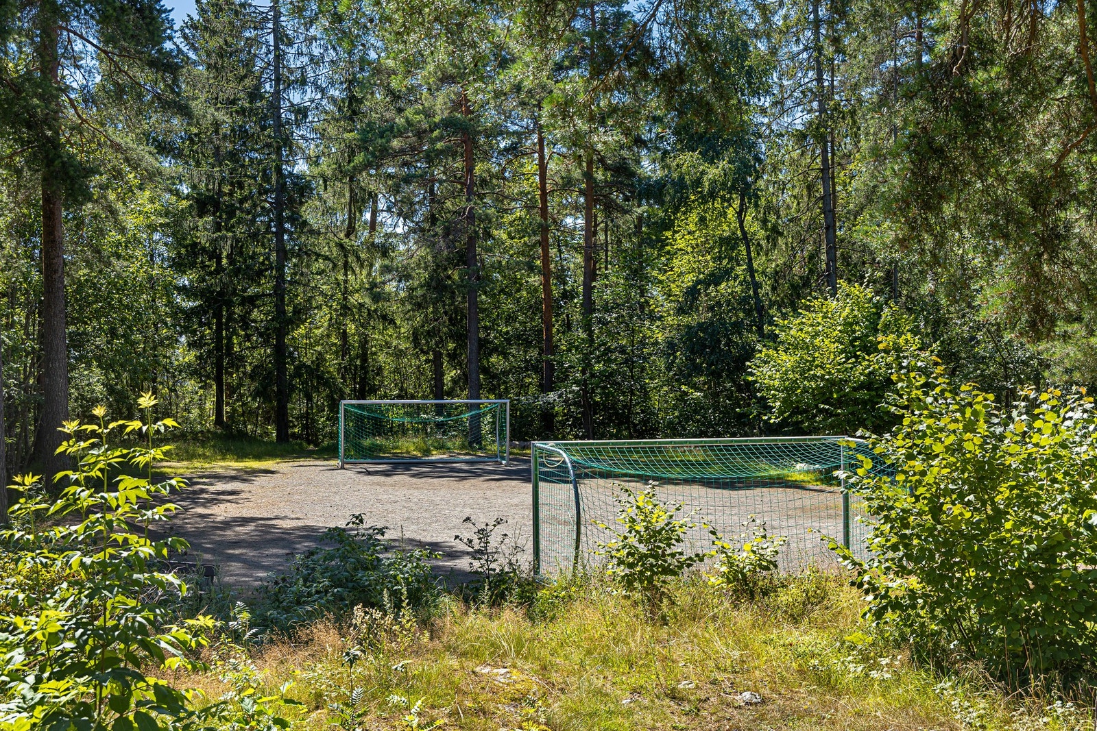 I umiddelbar nærhet ligger bl.a. en fin fotballbane og sandvolleyballbane med to baner. Galleribilde