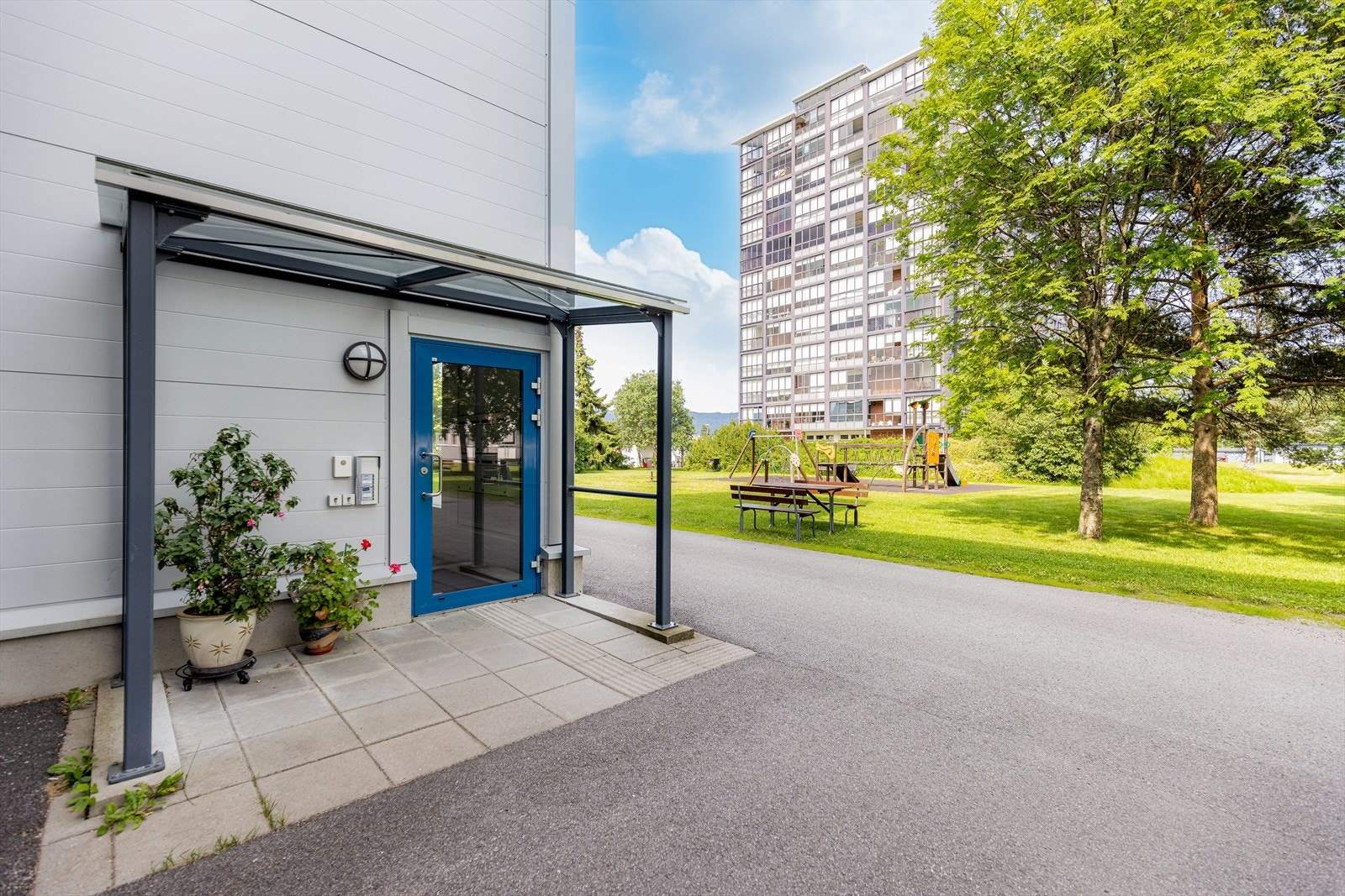 Borettslagets tomt er pent opparbeidet med stort, felles grøntareal med gressplen, busker og trær. Asfalterte internveier. Galleribilde