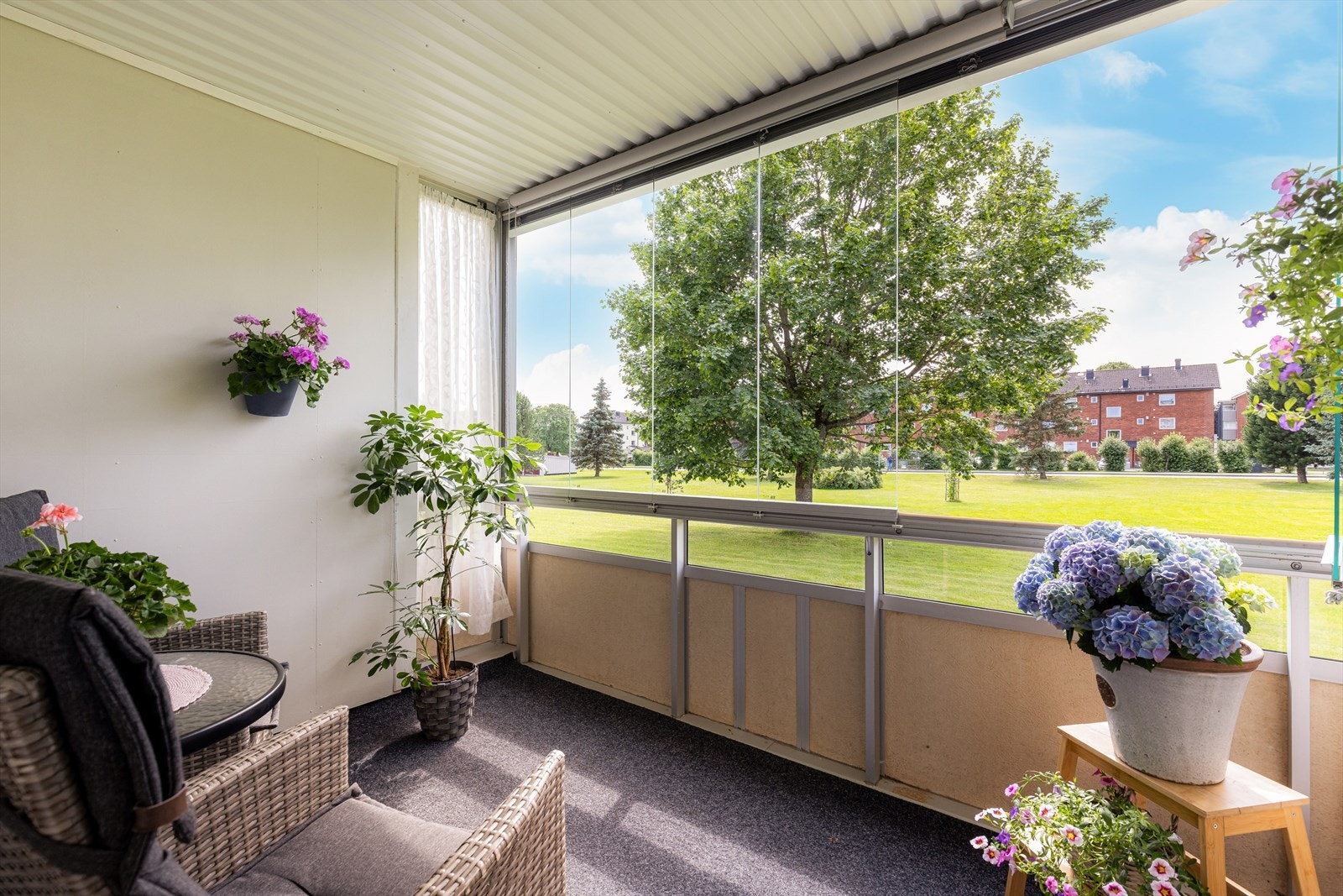 Leiligheten er gjennomgående og har en fin beliggenhet i 1. etasje, med innglasset balkong mot sydvest. Galleribilde