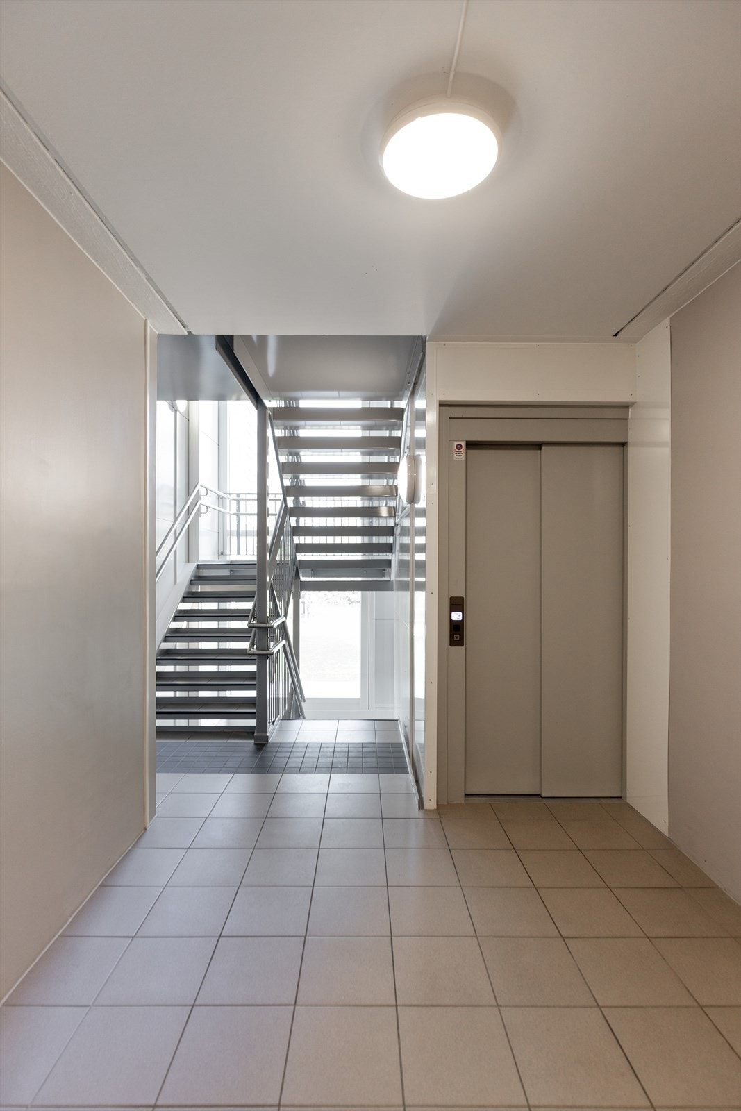 Leiligheten disponerer egen bod i kjeller. Borettslaget har heis, felles parkeringsplass og mulighet for lading av el-bil. Galleribilde