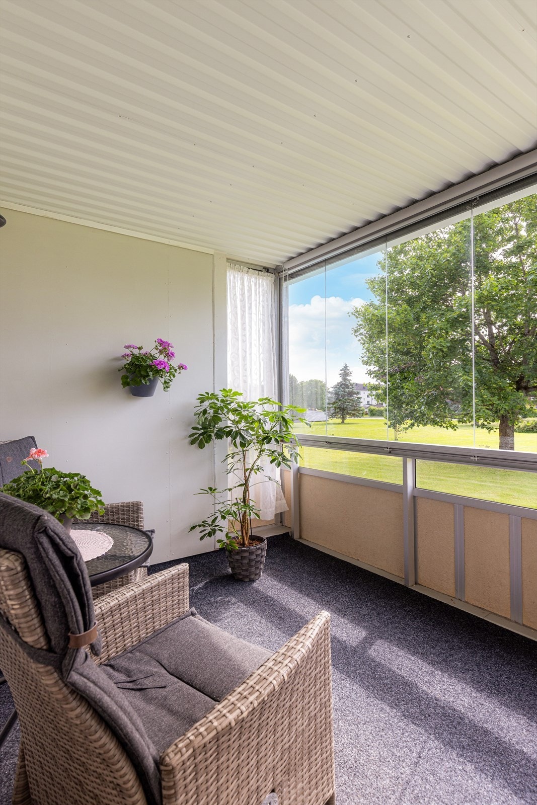 Ut fra stuen er det etablert en romslig, innglasset balkong mot sydvest. Her er det god plass til utemøblement og gode solforhold. Galleribilde