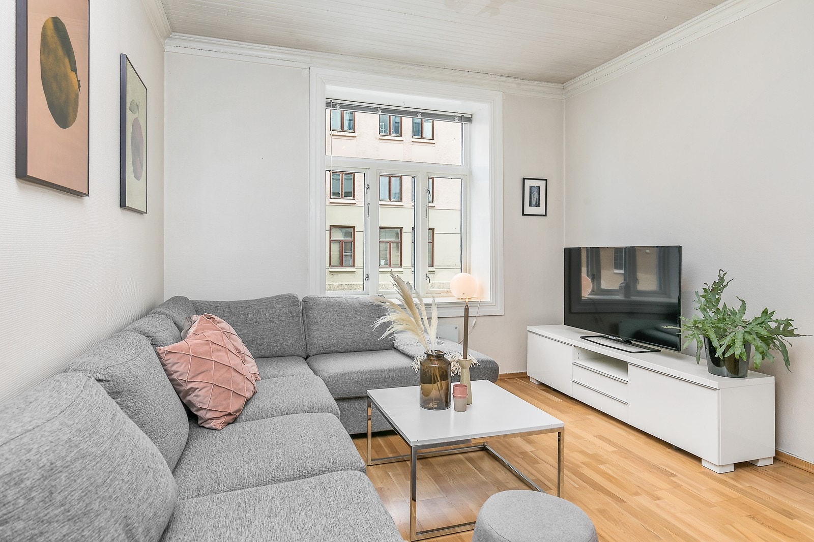 Romslig stue - store vindusflater skaper en lys og hyggelig atmosfære Galleribilde