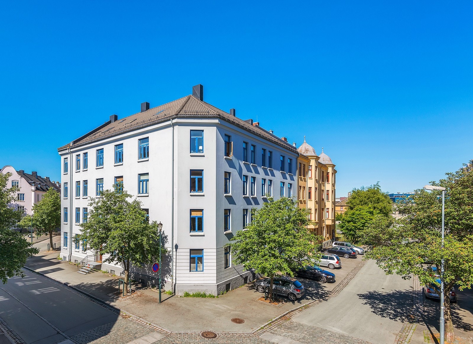 Leiligheten ligger i et sentralt område med fasiliteter som buss og dagligvare i umiddelbar nærhet Galleribilde