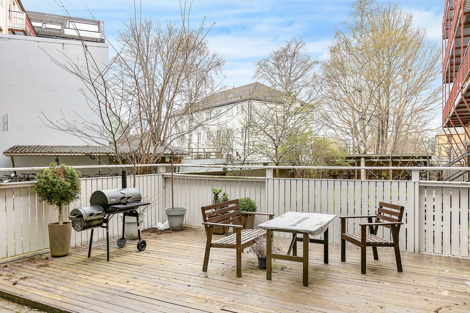 Leiligheten har et hyggelig uteområde som kan benyttes Galleribilde