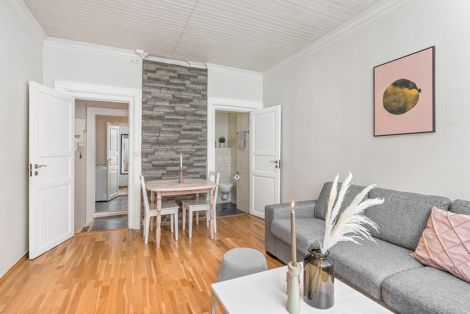 Stuen har god plass til stor sittegruppe, spisestue og annet inventar Galleribilde