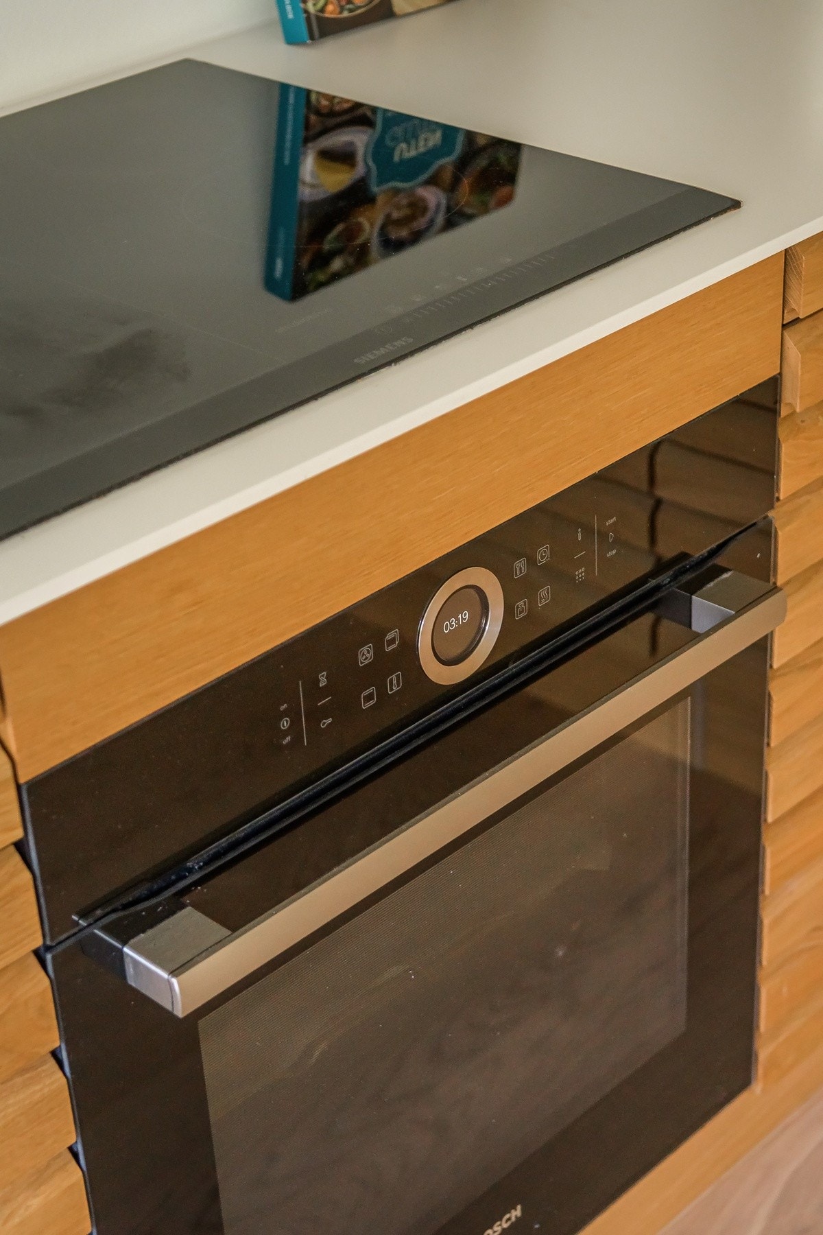 Kjøkkenet er utstyrt med integrerte hvitevarer. Galleribilde