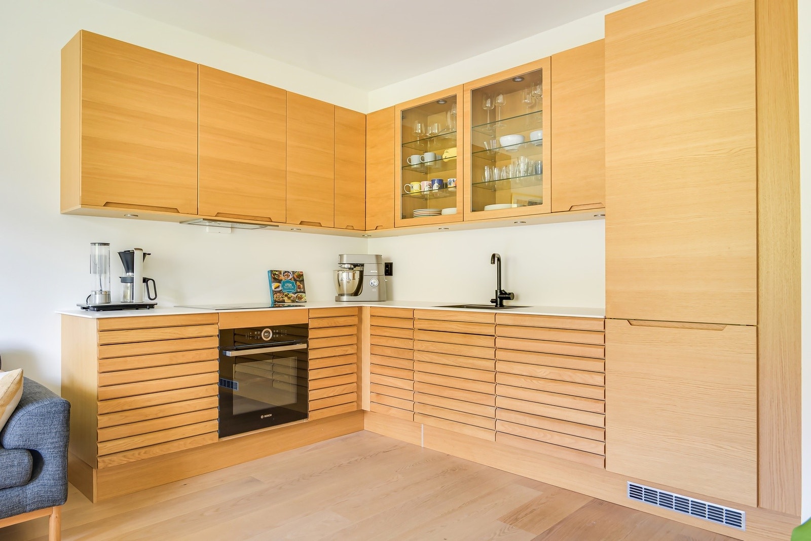 Moderne kjøkken med gjennomført design og høy kvalitet. Galleribilde