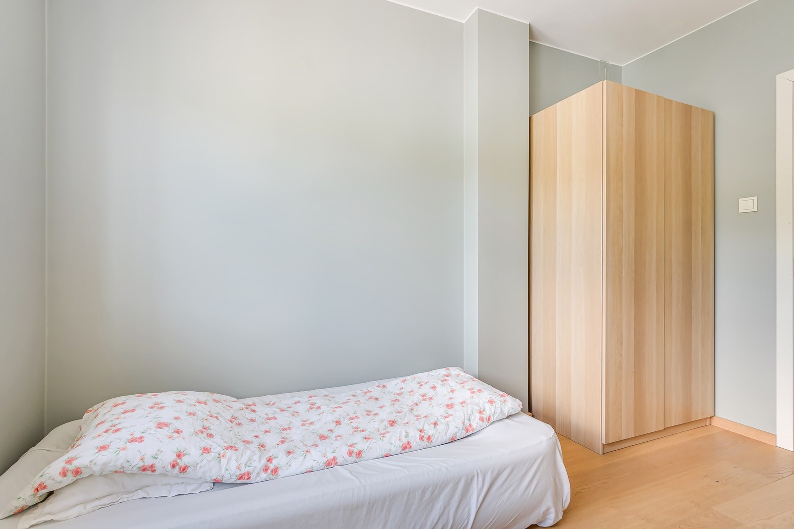 Garderobeskapet medfølger ikke. Galleribilde