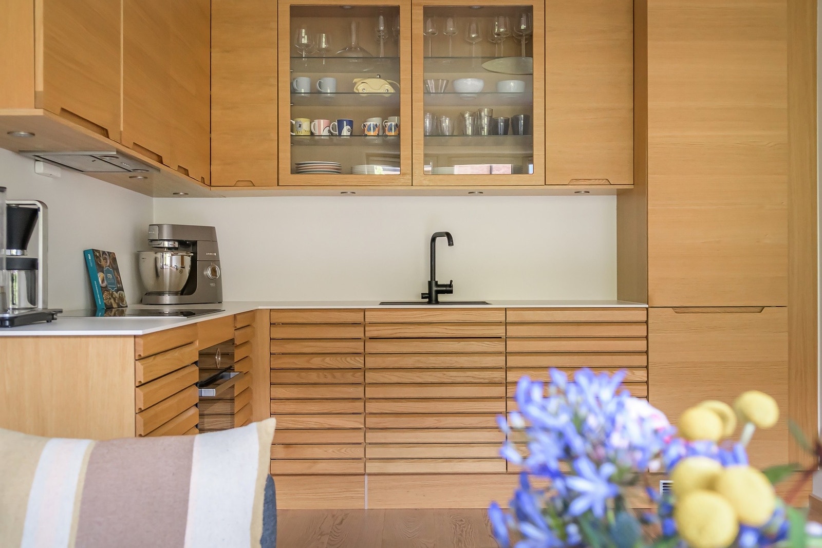 Vitrineskapet med glassfronter og innebygget belysning skaper en fin visuell kontrast og et eksklusivt preg. Galleribilde