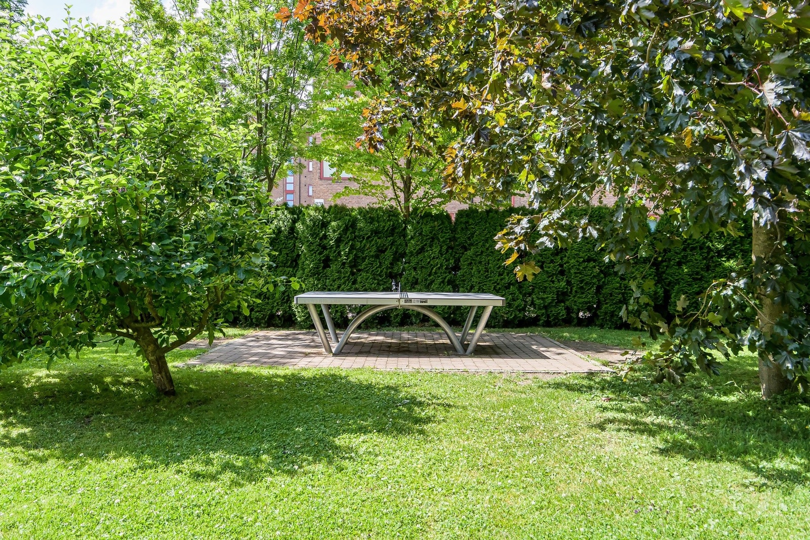 Et sosialt og inkluderende nabolag med flotte uteområder - her finner du både bordtennis, benker og grønne plener til fri bruk. Galleribilde