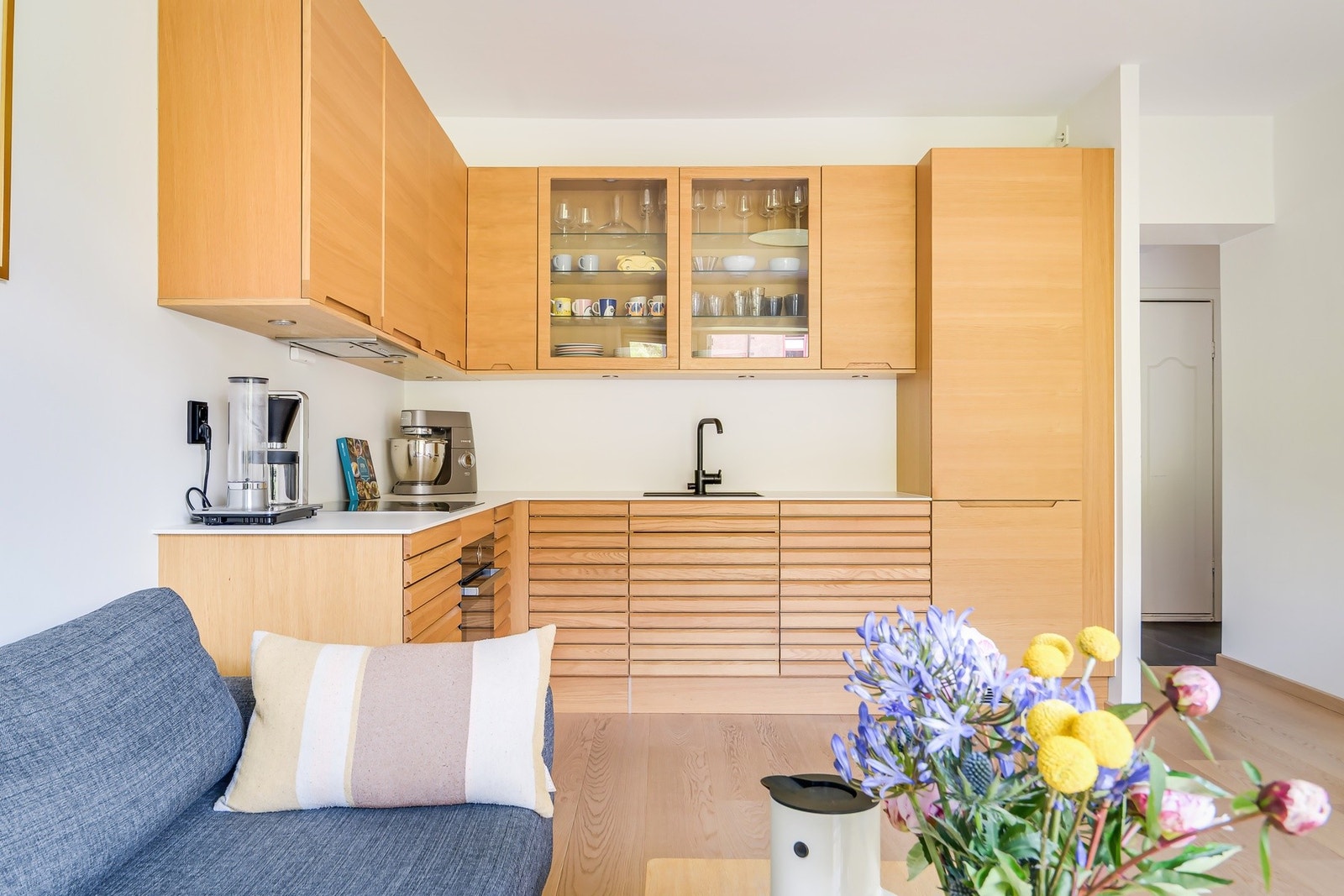 Stilrent HTH kjøkken fra 2020 med mye skap- og benkeplass. Galleribilde