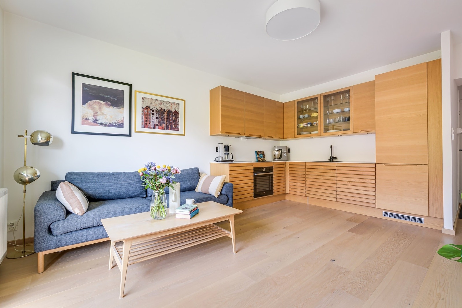 Den åpne stue-/kjøkkenløsningen understøtter leiligheten smarte planløsning. Galleribilde