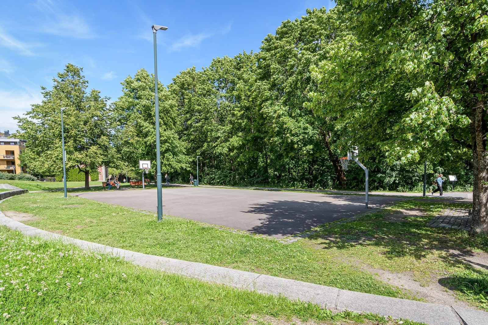 Et aktivt nærområde med blant annet basketbane. Galleribilde