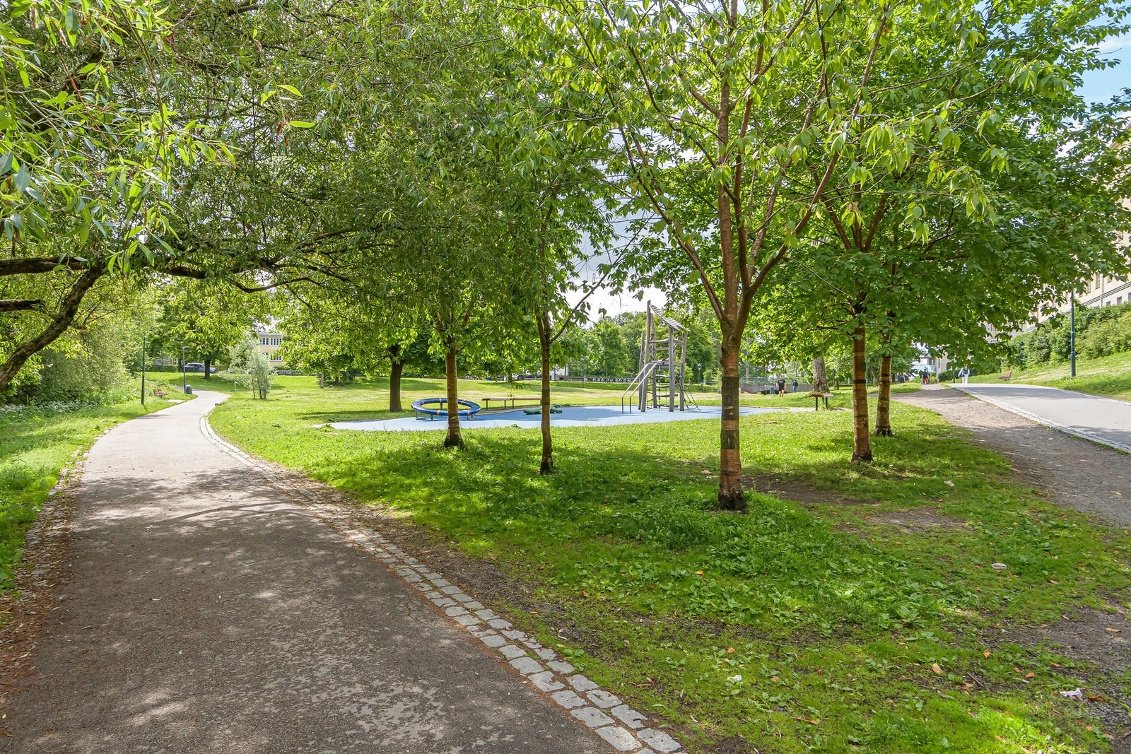 Flere hyggelige lekeplasser for de små i området. Galleribilde