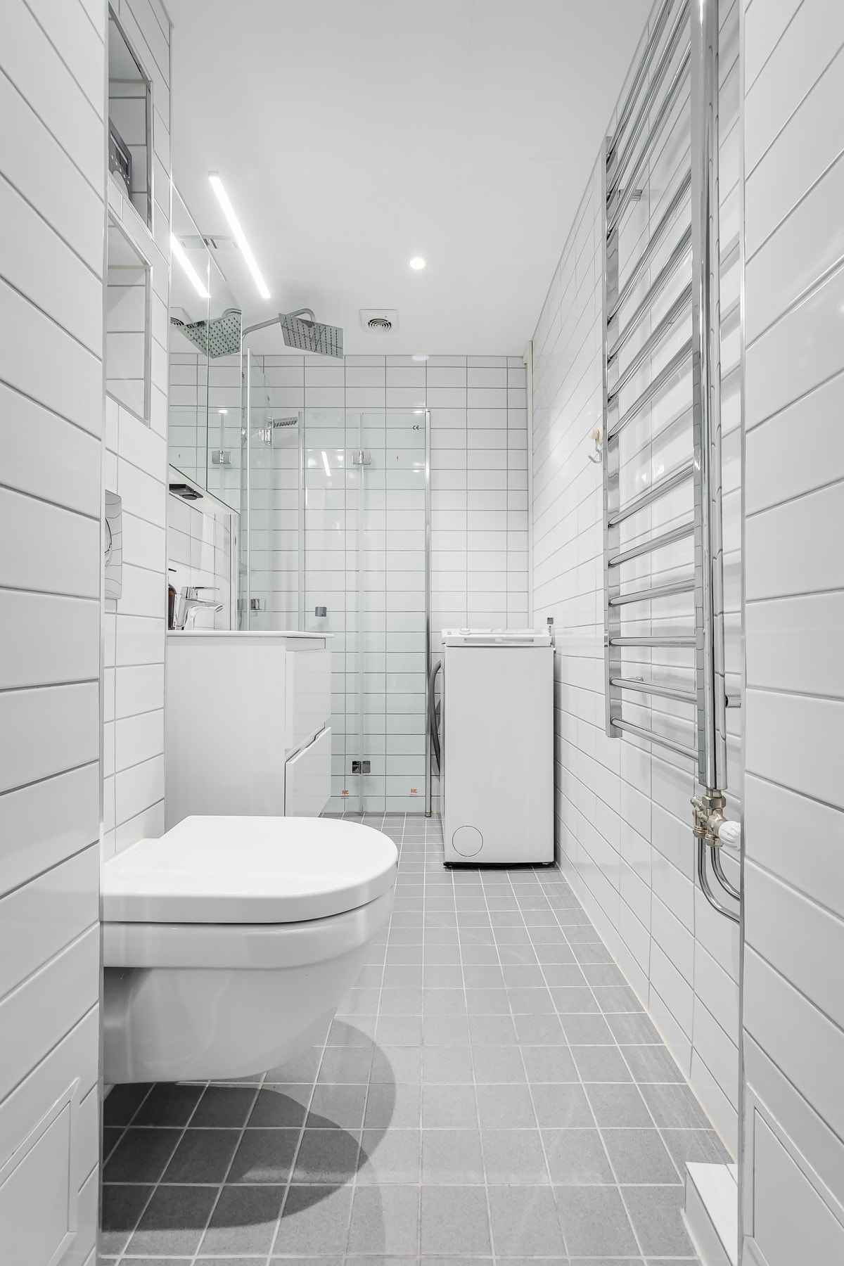 Lyst og delikat flislagt bad. Galleribilde