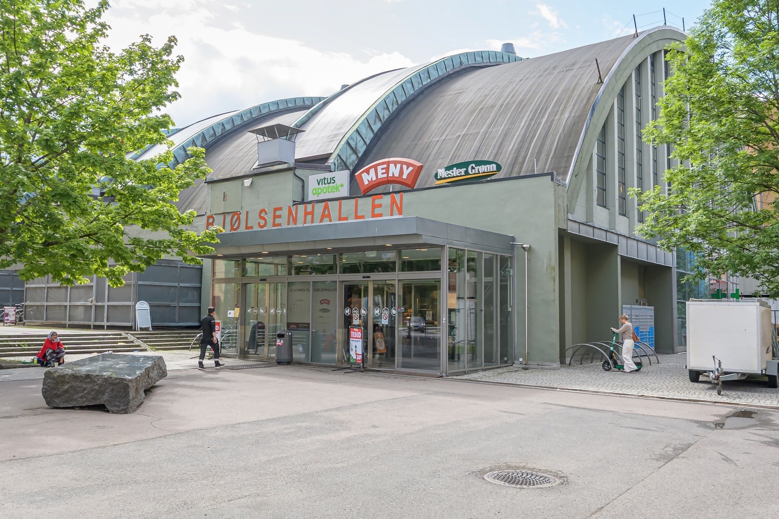 Det er kun 5 minutter gange til Bjølsenhallen med bl.a. Meny-butikk, apotek og blomsterforretning. Galleribilde