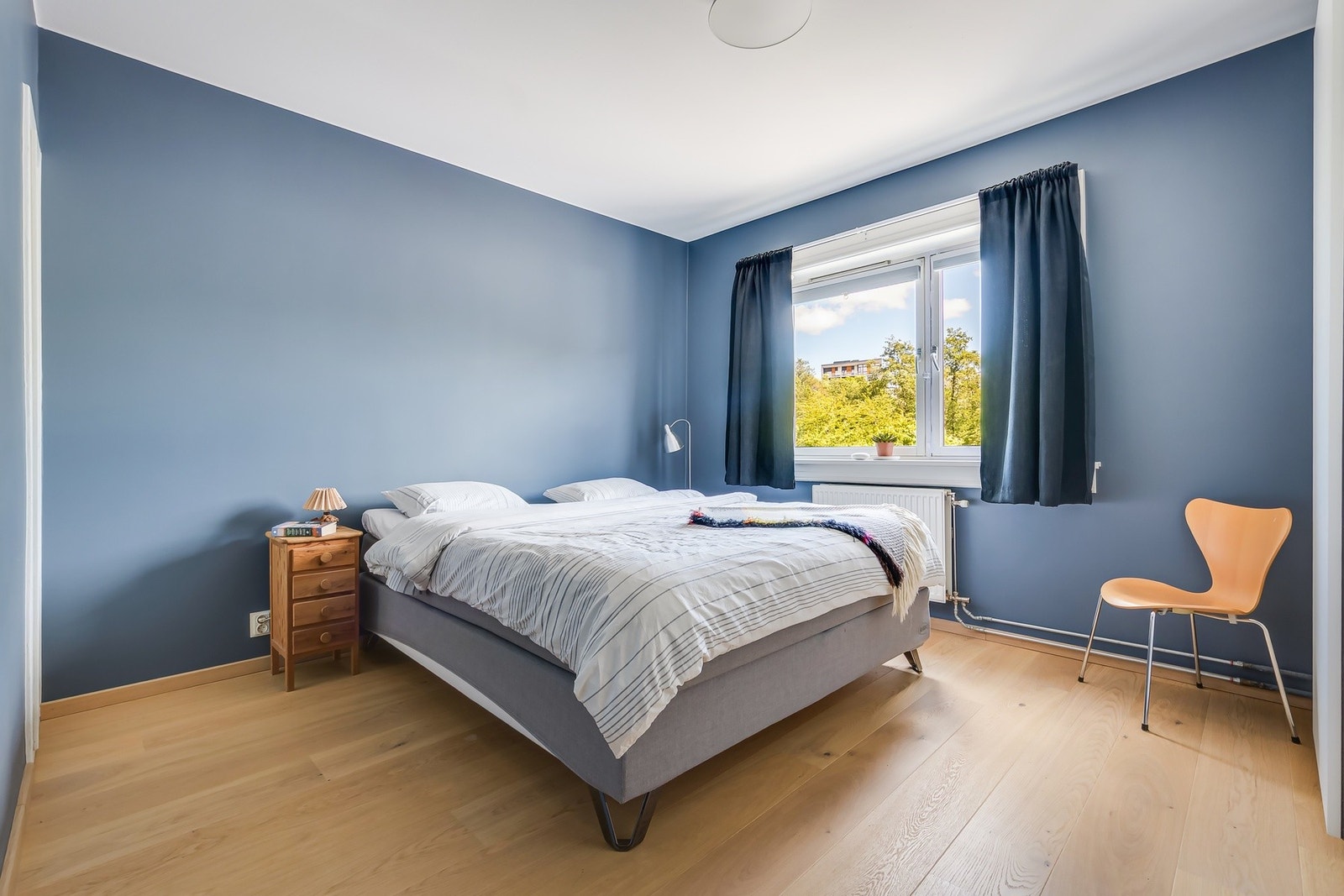 Romslig og pent hovedsoverom med god plass til dobbeltseng, nattbord og annet ønsket møblement. Galleribilde