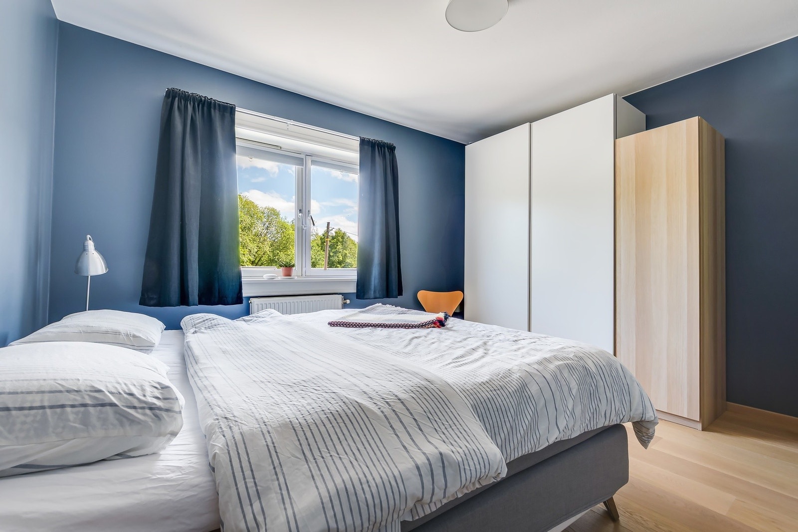 Garderobeskapene medfølger ikke. Galleribilde