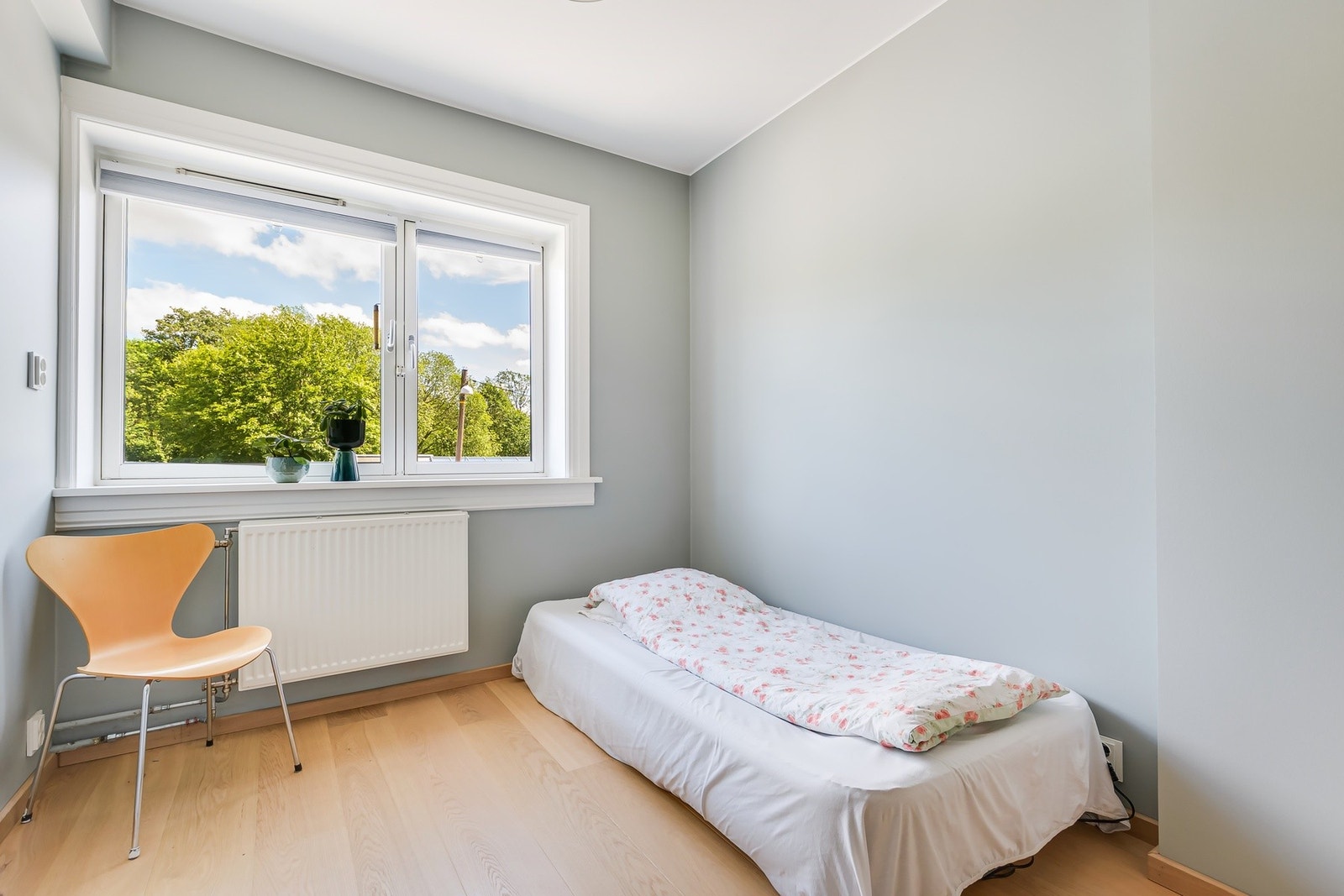 Soverommet er etablert i tidligere kjøkken (2020), og gir en smart og arealeffektiv utnyttelse av boligen. Galleribilde