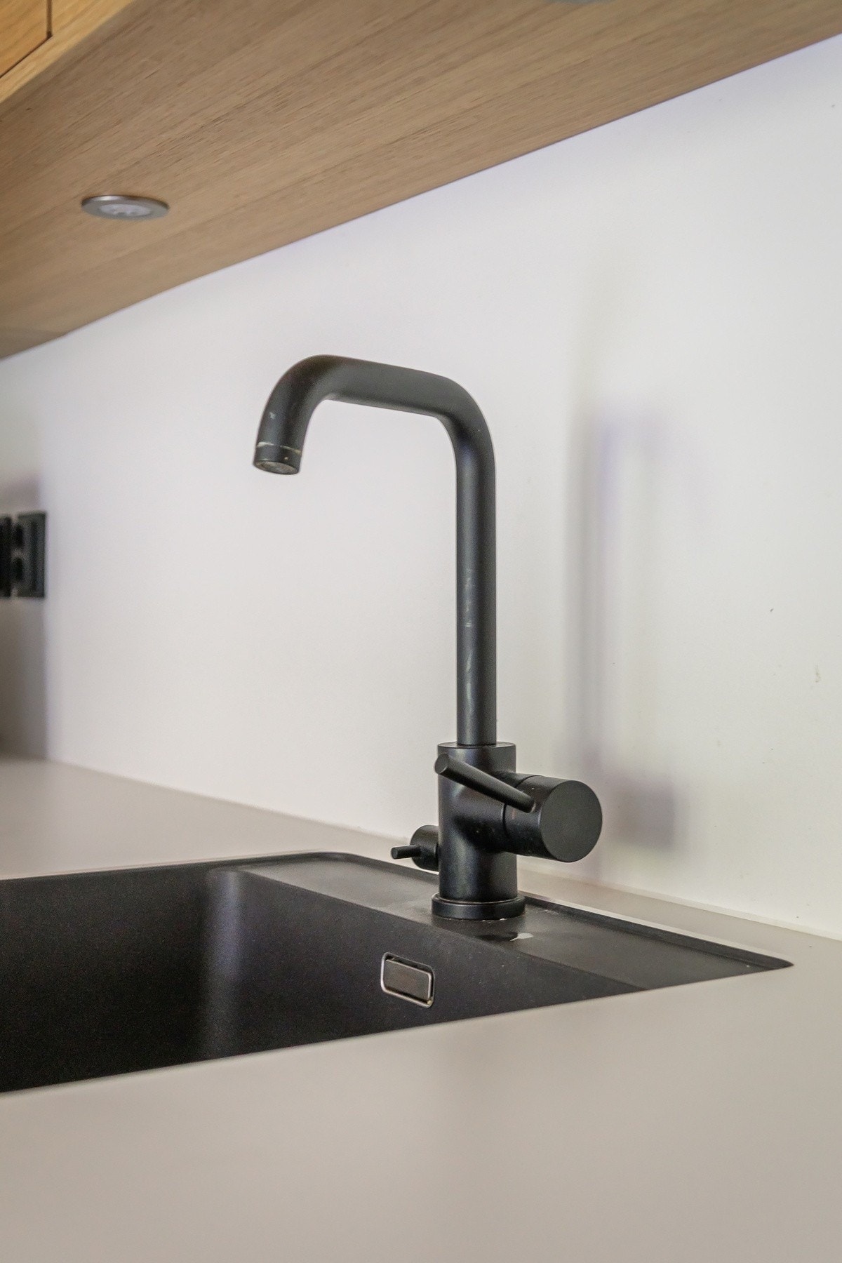 Sort armatur bryter med det lyse treverket og tilfører kjøkkenet et stilfullt uttrykk. Galleribilde