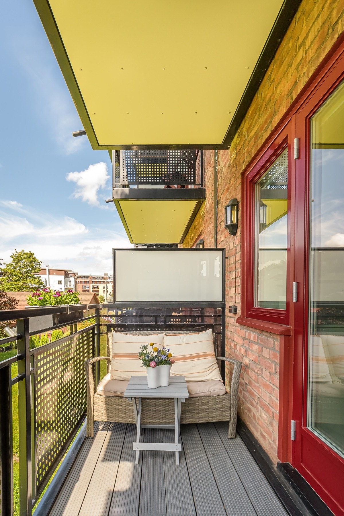 Vestvendt balkong på 4 kvm. med god plass til sittegruppe og diverse beplantning. Galleribilde