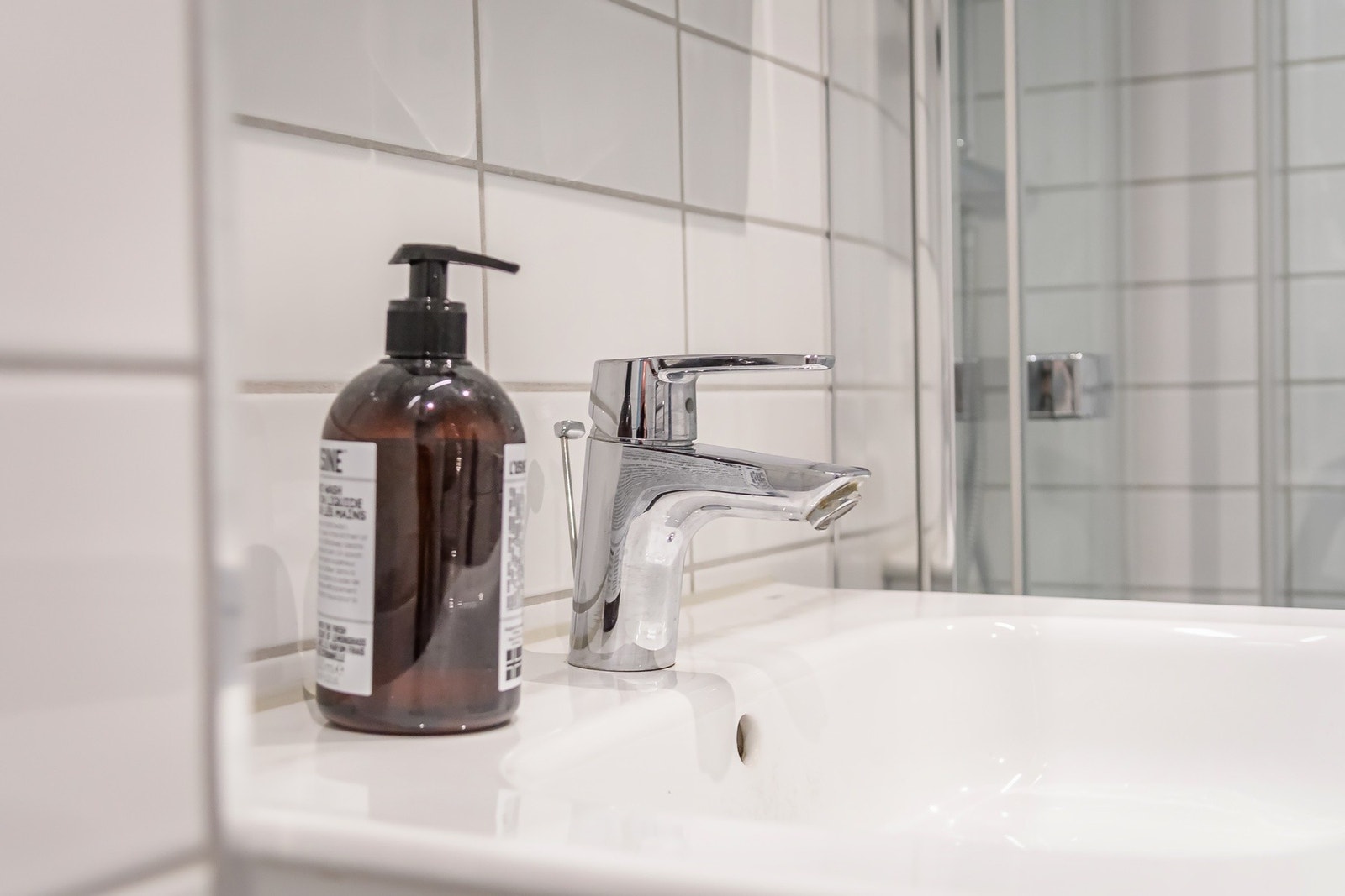 Badet ble oppgraderti 2020 med nye fliser (flis på flis) og ny innredning og installasjoner (vask, wc, dusj etc.). Galleribilde