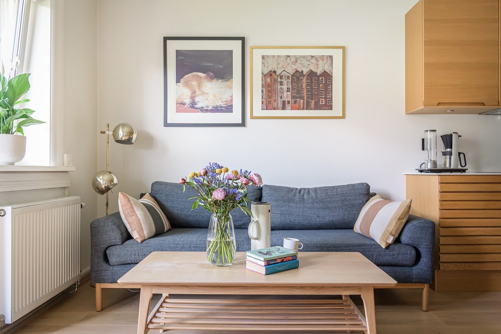 Det er god plass til sofaseksjon med tilhørende møblement. Galleribilde