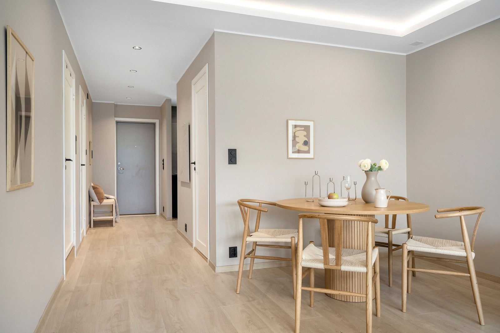 Rommet er enkelt å møblere med sofa av god størrelse, stuebord og en hyggelig spisegruppe. Galleribilde