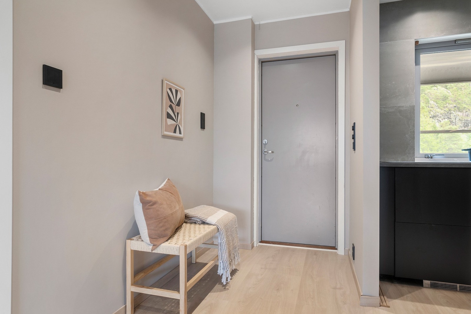 Velkommen inn! Det første som møter deg er en romslig gang på 6,6 kvm. Galleribilde