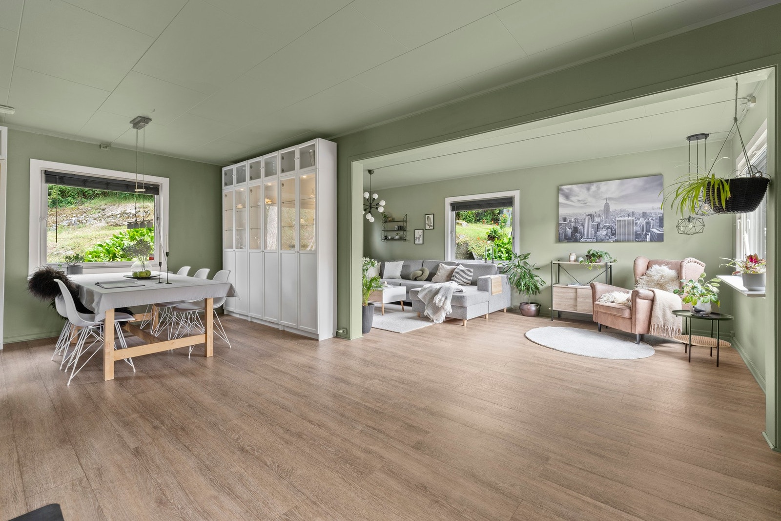 Romslig og innbydende stue med god plass til både sitte- og spisegruppe - perfekt for både hverdag og sosiale sammenkomster. Galleribilde