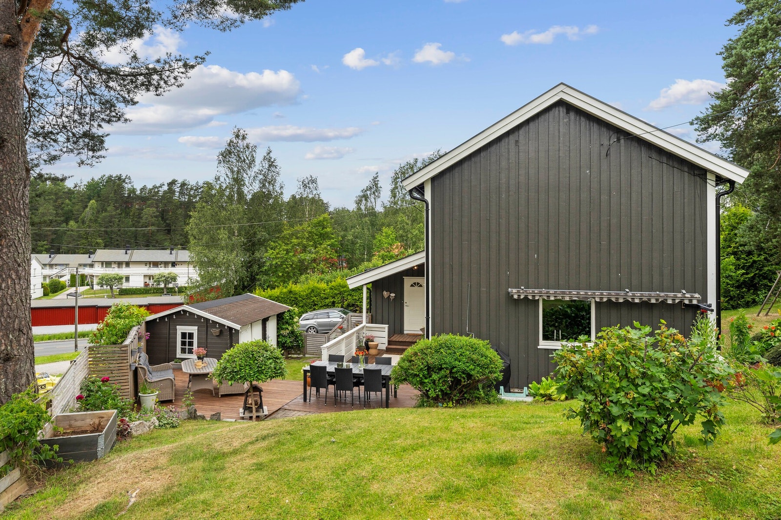 Meget pent opparbeidet hage og uteområde - ideelt for barnefamilier med god plass til lek, hygge og utemåltider. Galleribilde