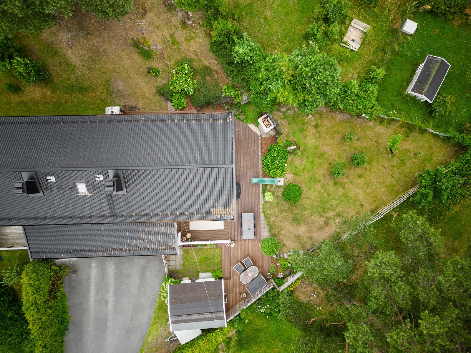 Hagen er pent opparbeidet med grønne omgivelser, beplantning og gode plenarealer - perfekt for både lek, avslapning og hageprosjekter. Her er det plass til både småbarnslek, grønne fingre og hyggelige sammenkomster med naboer eller venner. Galleribilde