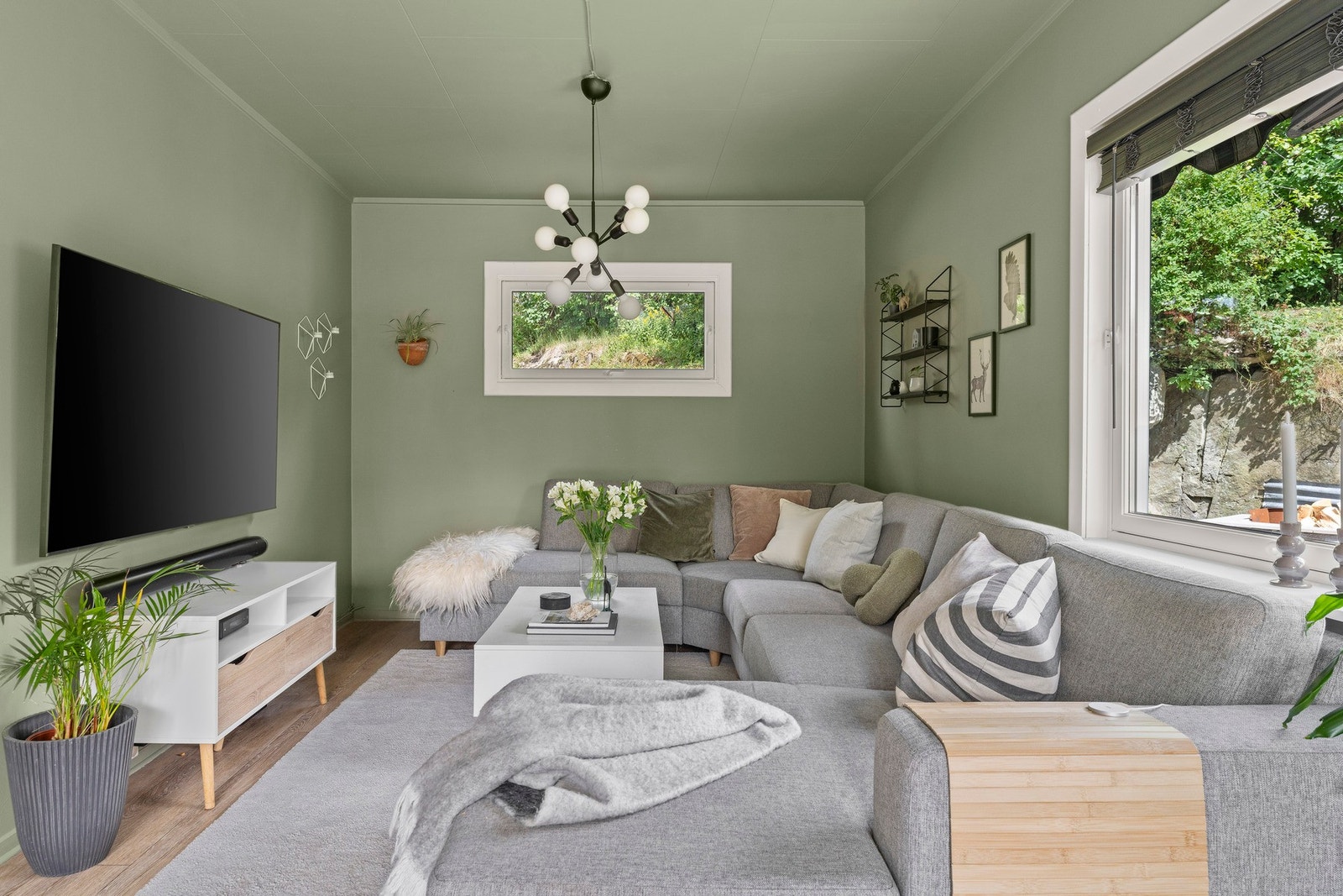 Stuen byr på flere gode møbleringsmuligheter med god plass til både tv-krok, sofagruppe og spisestue - perfekt for et fleksibelt familieliv. Galleribilde