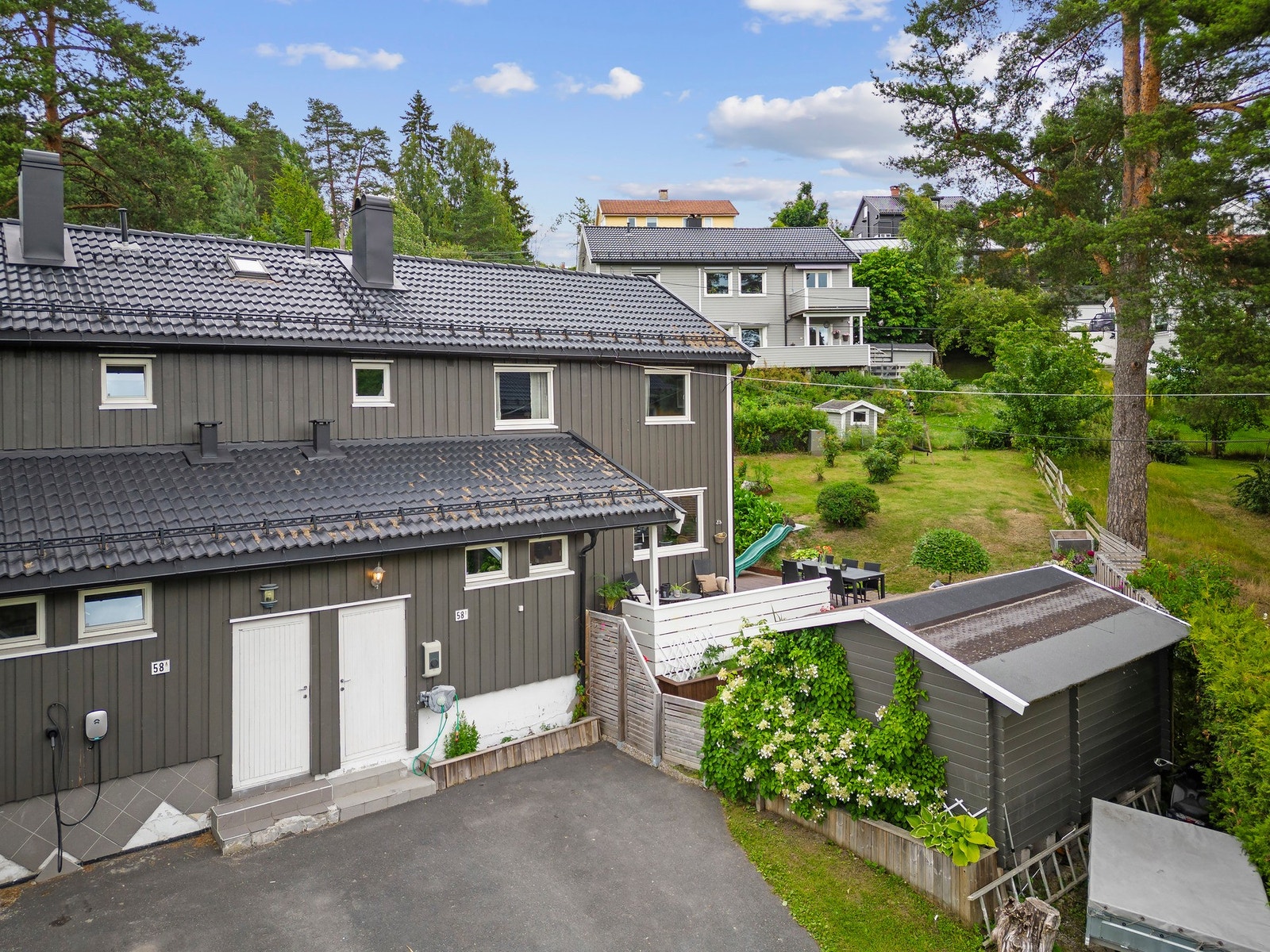 Tomten har gode solforhold store deler av dagen fra morgen til ettermiddagen og kvelden - og samtidig godt innrammet av vegetasjon og smågjerder som gir en lun og halvprivat følelse, selv med nærhet til øvrige boenheter i borettslaget. Galleribilde