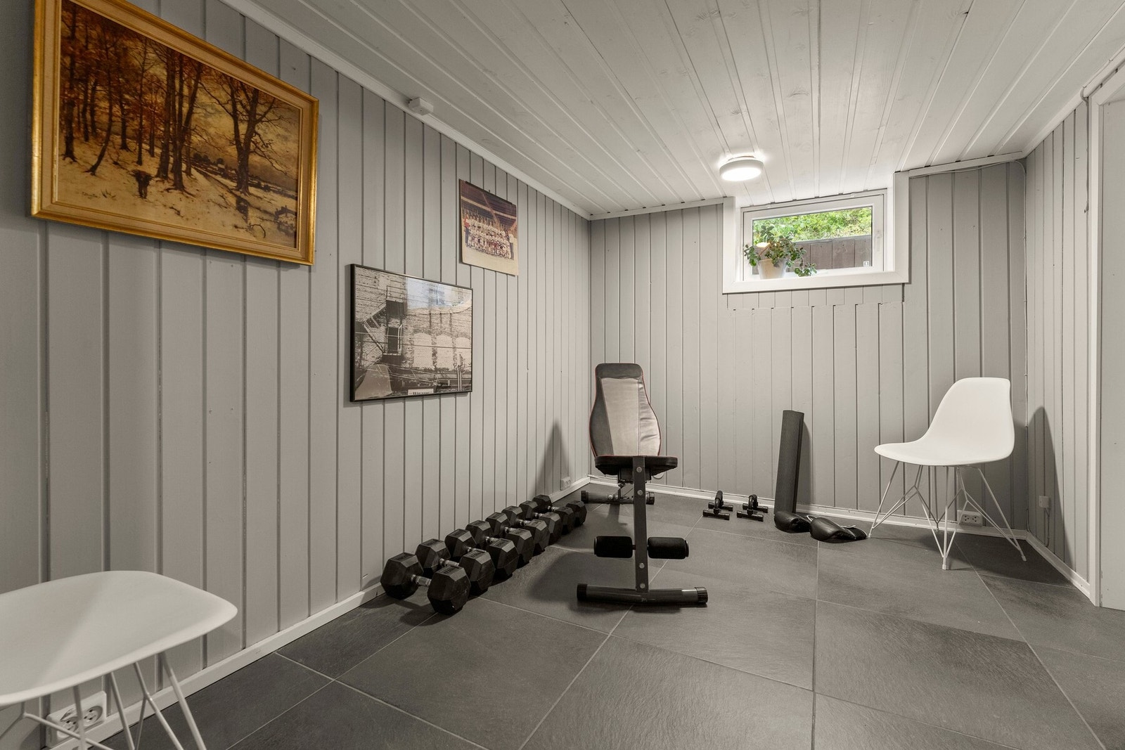 I kjelleren har boligen en romslig bod som nåværende eier har innredet som trimrom - et fleksibelt rom som enkelt kan benyttes til både trening, hobby eller ekstra lagringsplass etter behov. Galleribilde