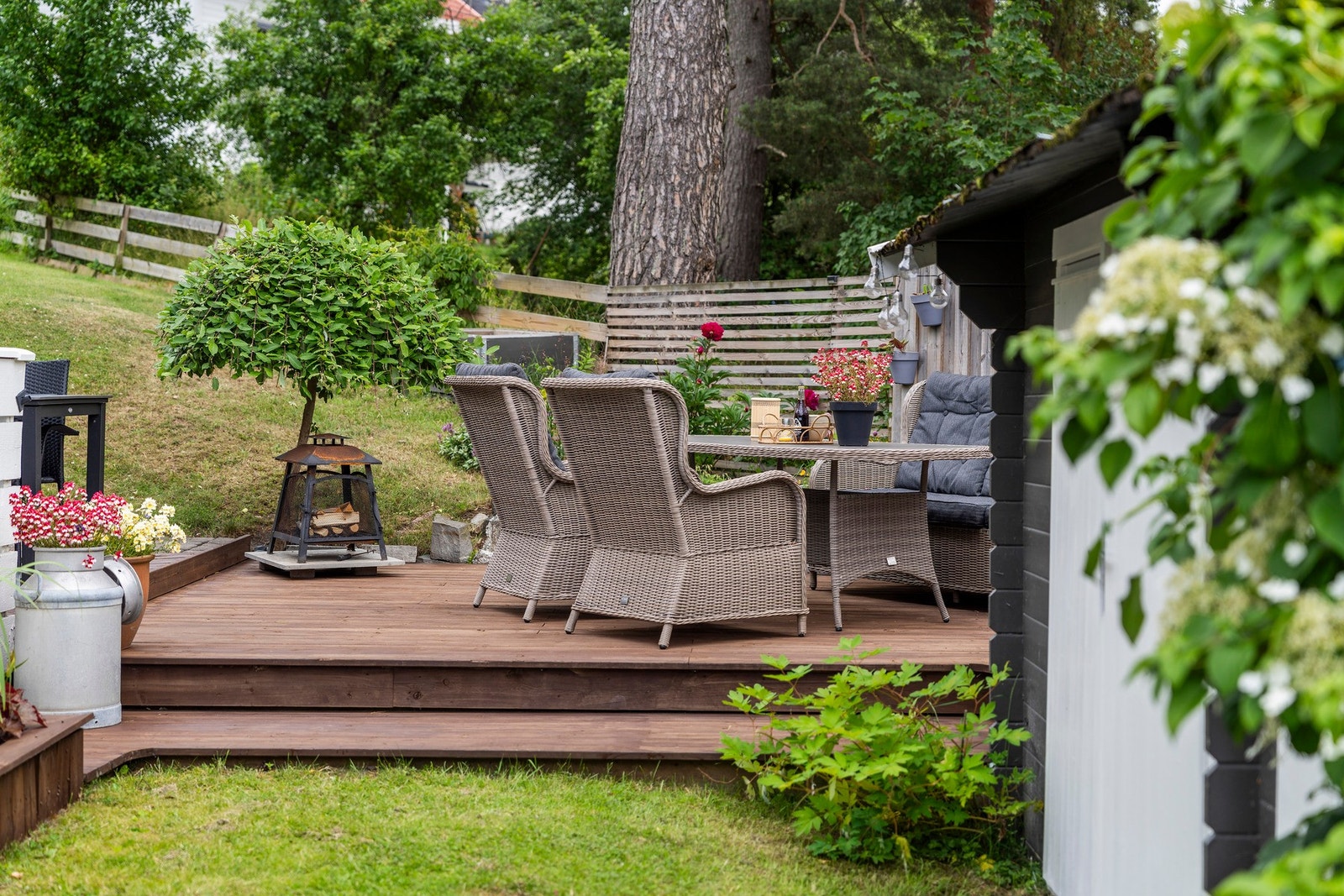 Et frodig og solrikt hageparti - en liten oase midt i Oslo, perfekt for avslapning, lek og lange sommerdager. Galleribilde
