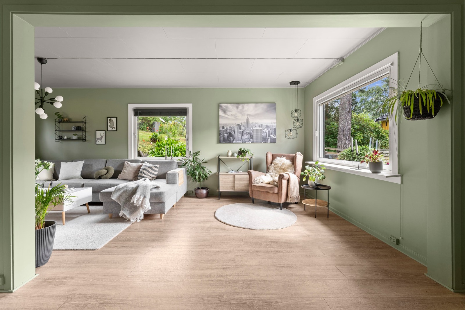 De store vindusflatene slipper inn rikelig med naturlig lys og gir rommet en lys og luftig atmosfære. Galleribilde