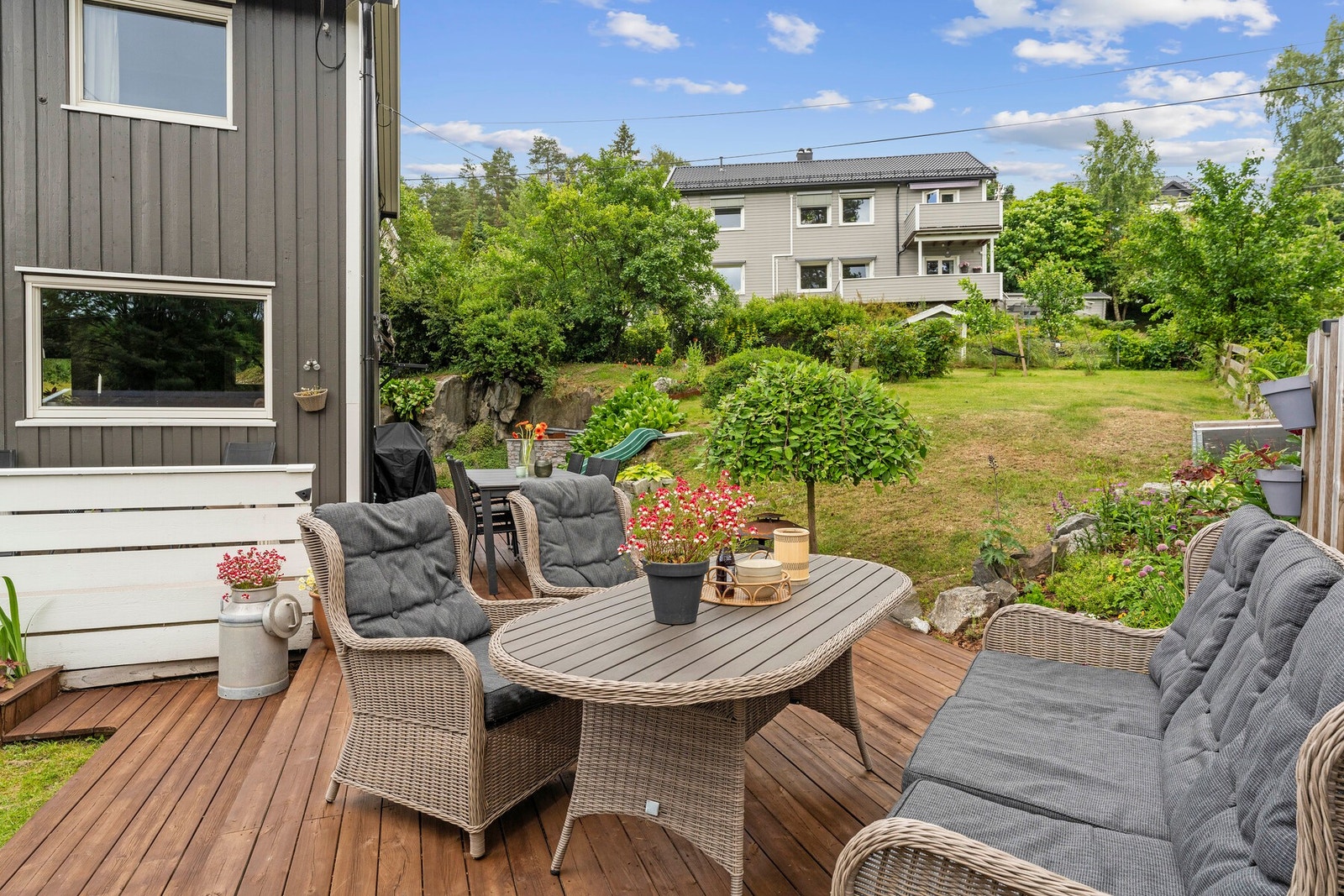 En romslig og tiltalende treplatting danner en naturlig forlengelse av boligen, og gir flere fine soner for utemøbler, spiseplass og grilling. I tillegg finner du både en praktisk bod og utekjøkken/peisområde, som sammen bidrar til å heve bokvaliteten i u Galleribilde