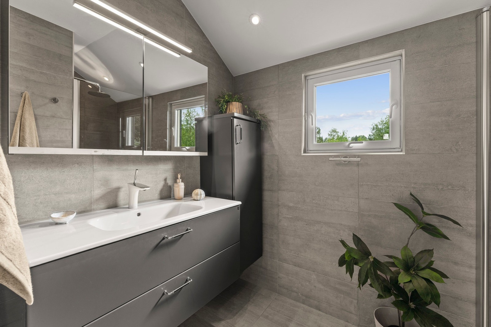 Stilrent bad fra 2018 med delikate fliser på både gulv og vegger - et moderne og helhetlig uttrykk som gir spa-følelse i hverdagen. Galleribilde