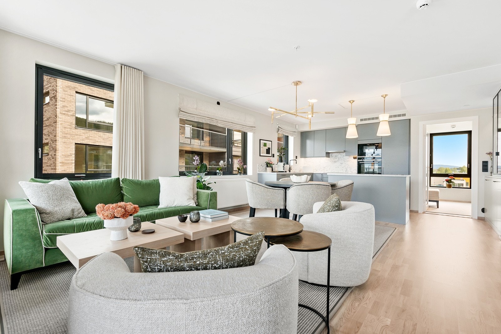 Stuen er i dag todelt med en formell sittegruppe og en tv-krok. Galleribilde