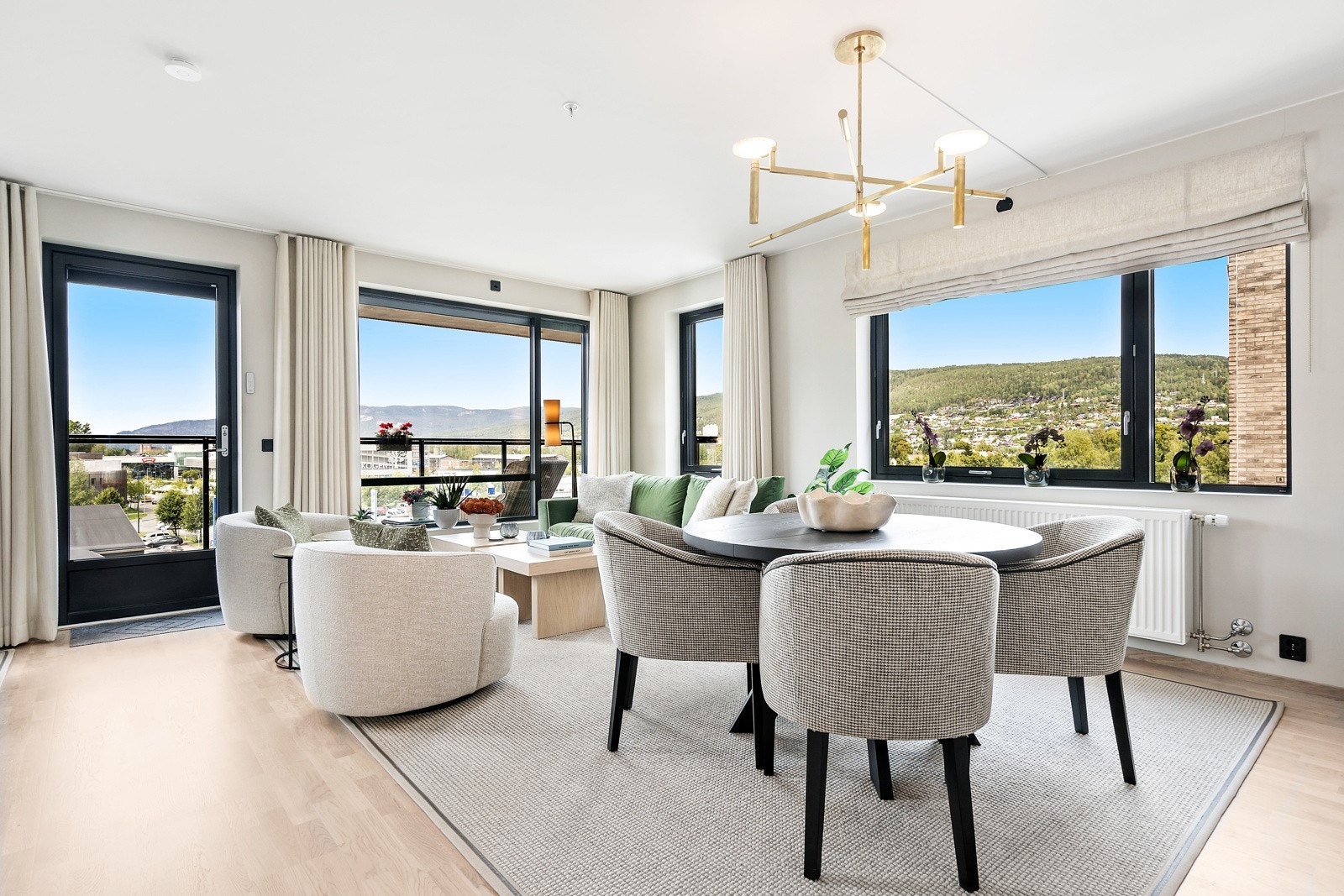 Leiligheten har en fin og åpen løsning med lys strømmende inn fra store vinduer Galleribilde